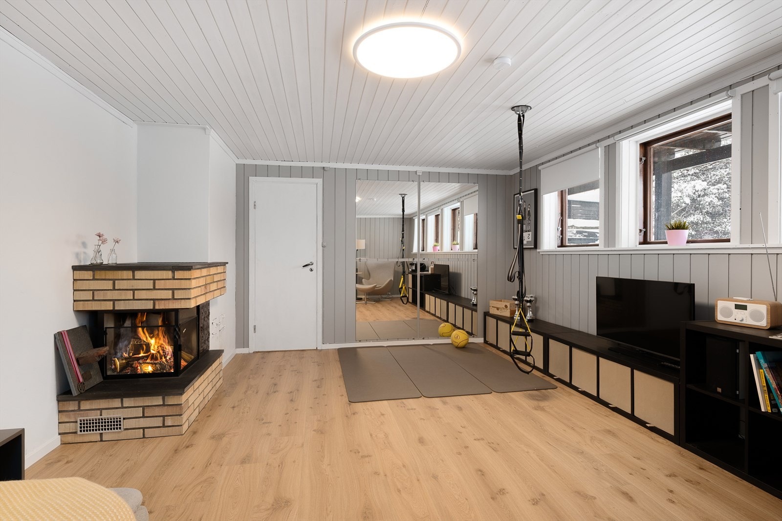 Den opprinnelige peisen i kjellerstuen gir ekstra god varme på de kalde dagene. Galleribilde