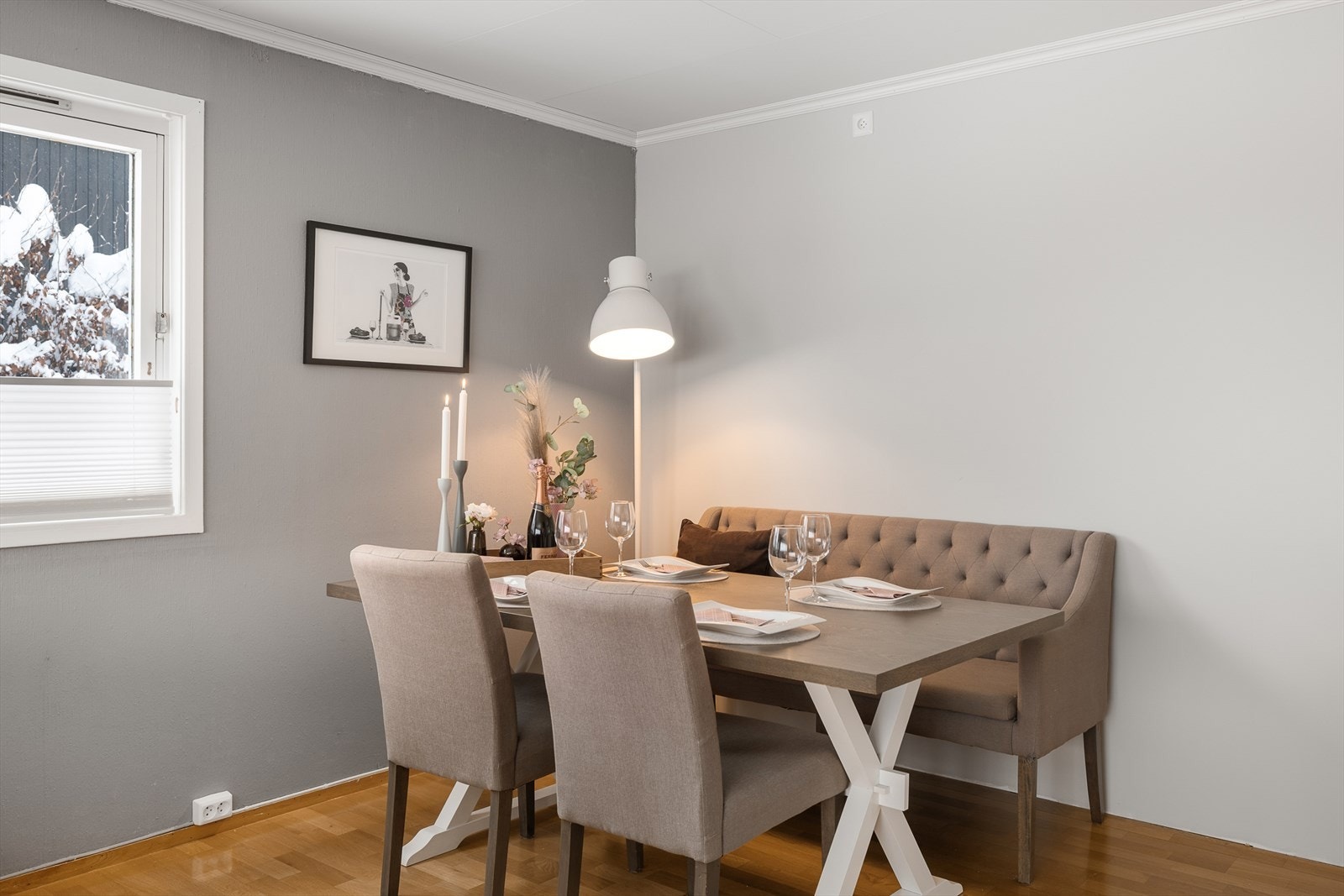 Spisestuen har fint kontakt med resten av stua. Galleribilde