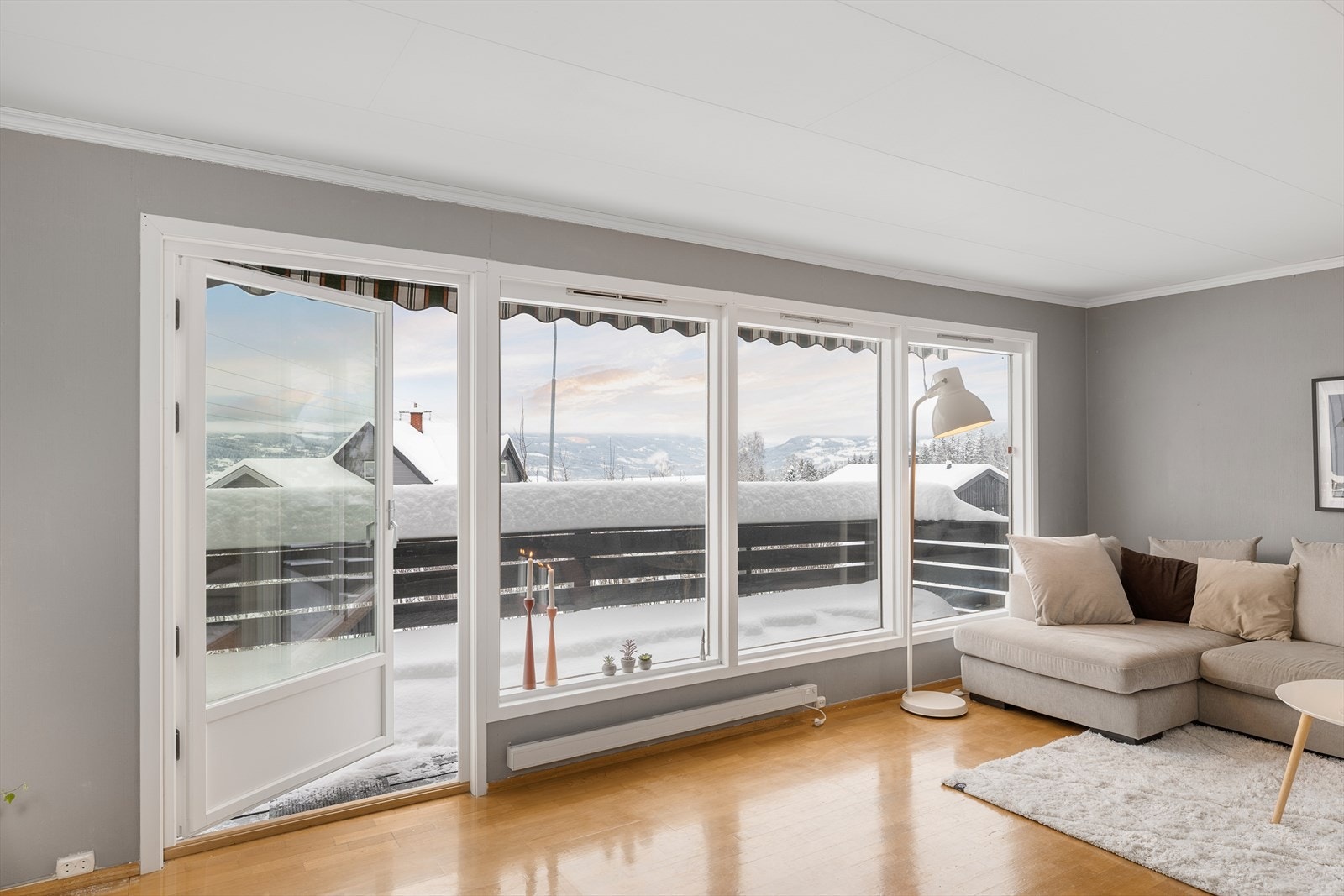 Fra stuen er det direkte utgang til veranda der sol og utsikt kan nytes. Galleribilde