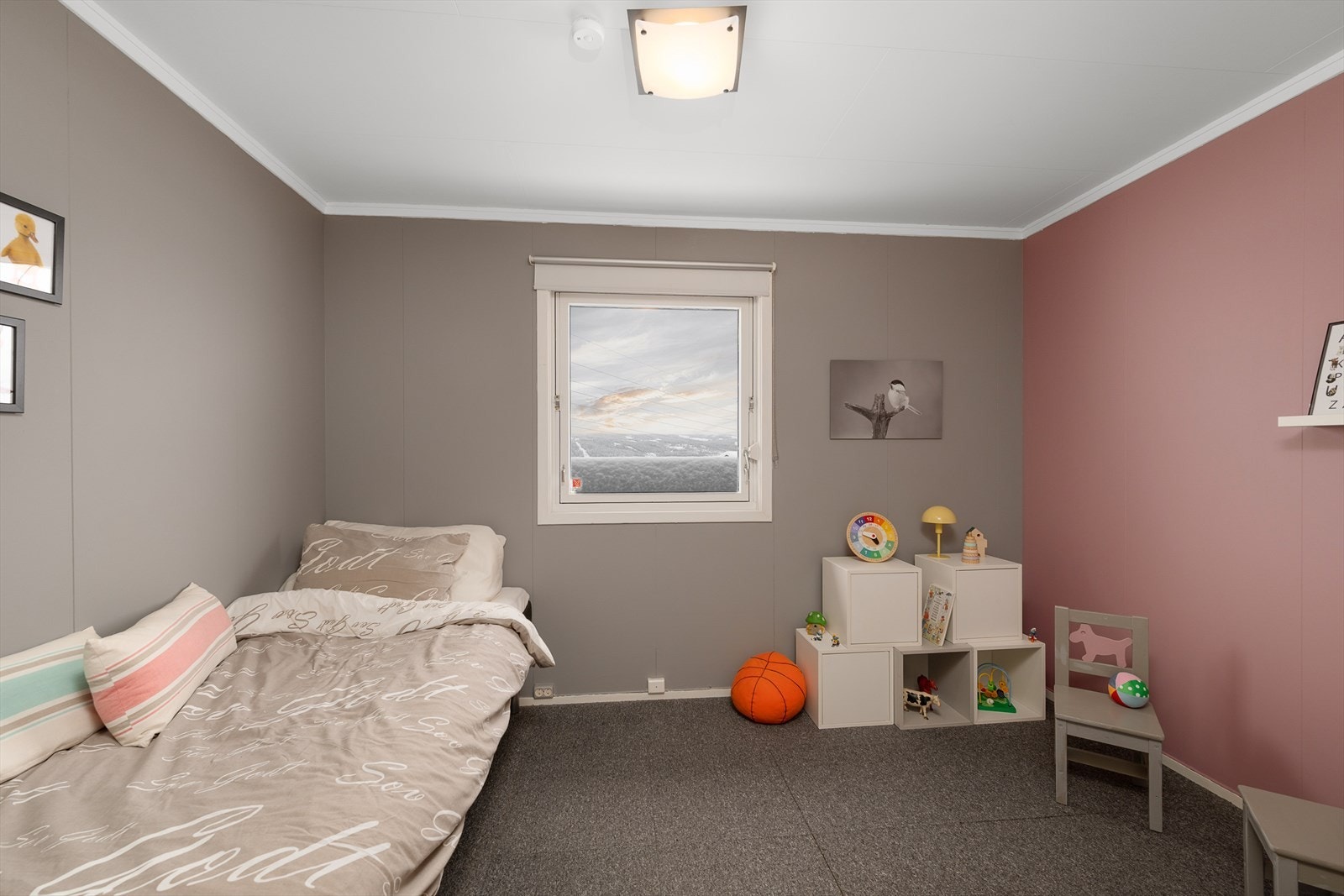 Et av soverommene i hovedetasje, godt egnet som barnerom. Galleribilde