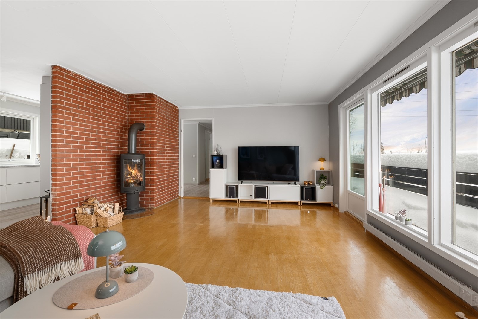 Den åpne løsningen mellom stue og kjøkken gir et sosialt og velfungerende oppholdsrom. Galleribilde