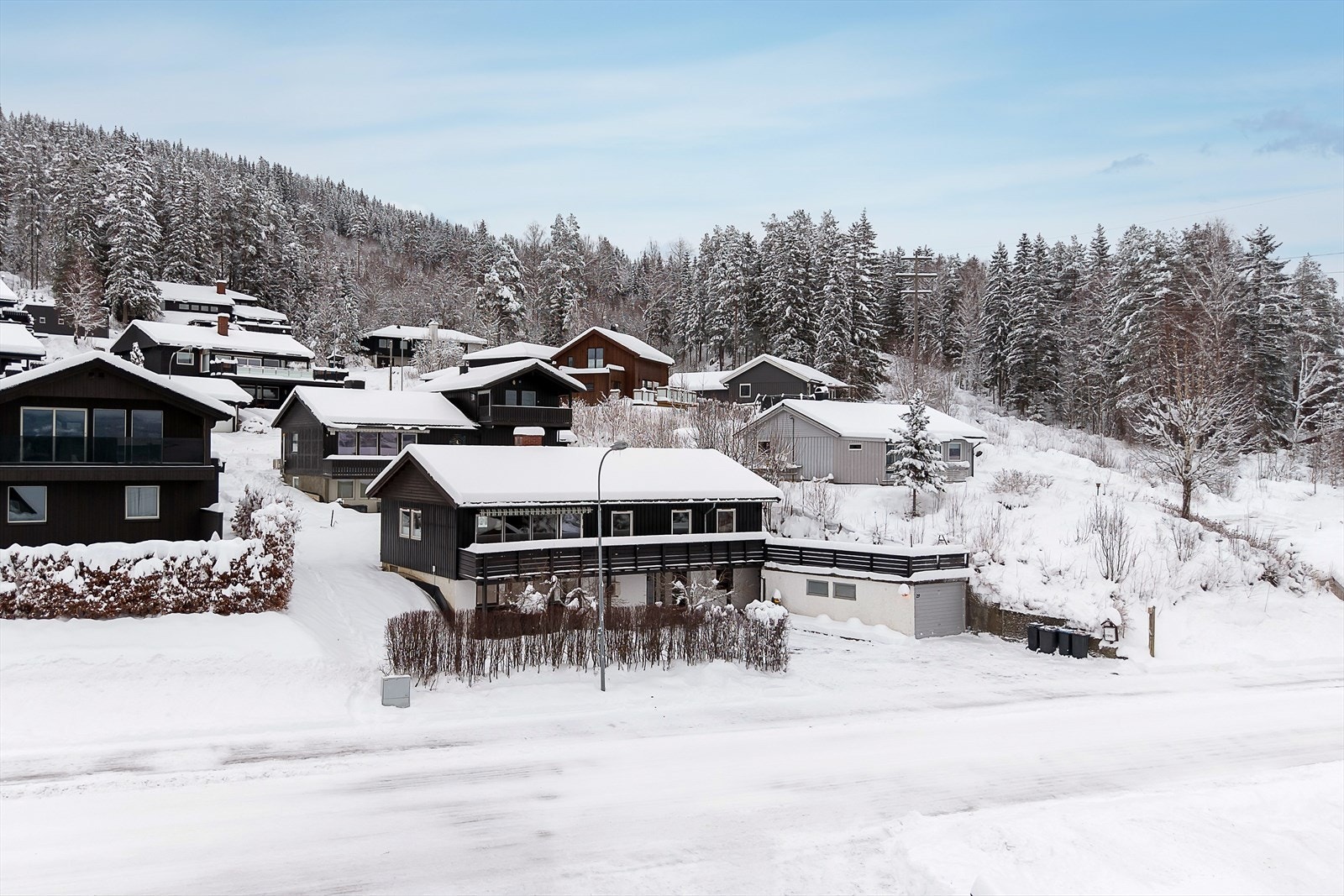 Eiendommen ligger høyt og solrikt til i den øvre delen av Nybu med fin utsikt. Galleribilde
