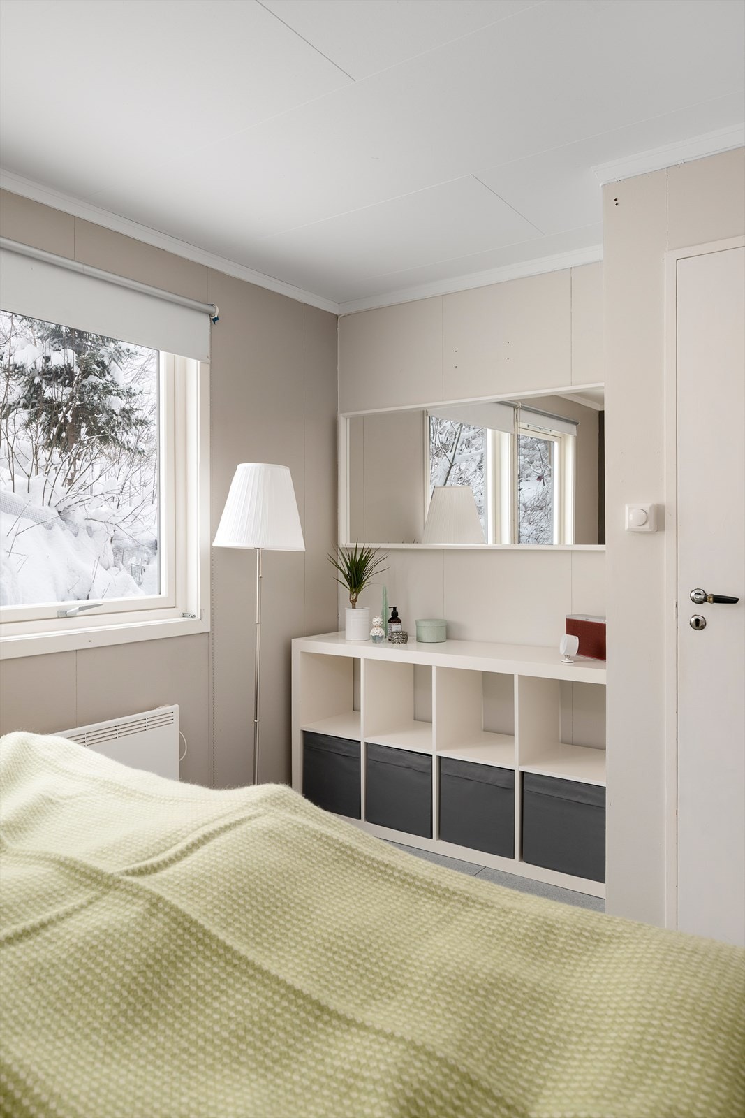 Rommet har delikate fargetoner. Vindu som vender ut mot hagen. Galleribilde