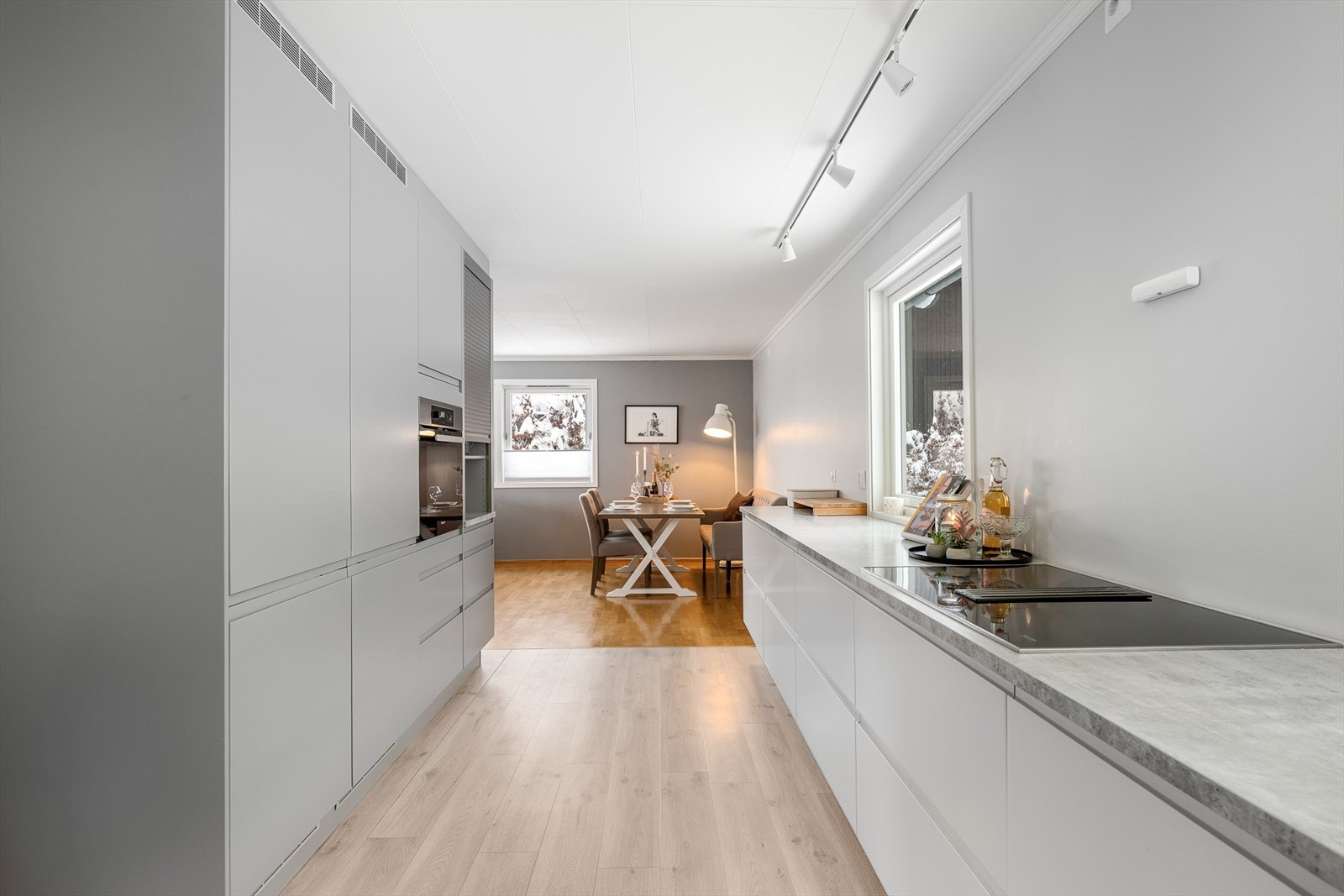 Den lange benkeplaten gir en praktisk og god arbeidsflate. Galleribilde