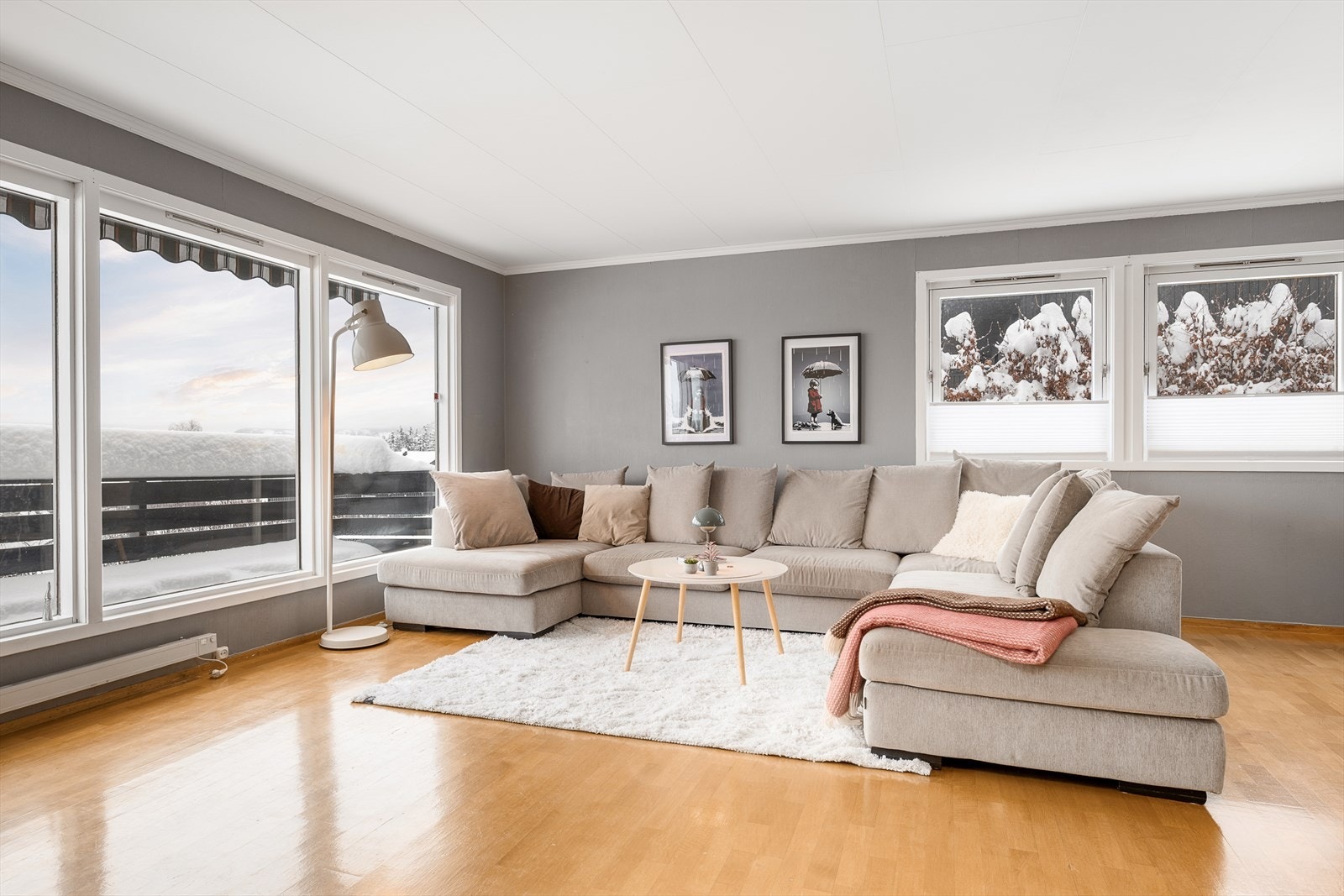 De store vinduene og det naturlige lysinnslippet bidrar til en god romfølelse. Galleribilde