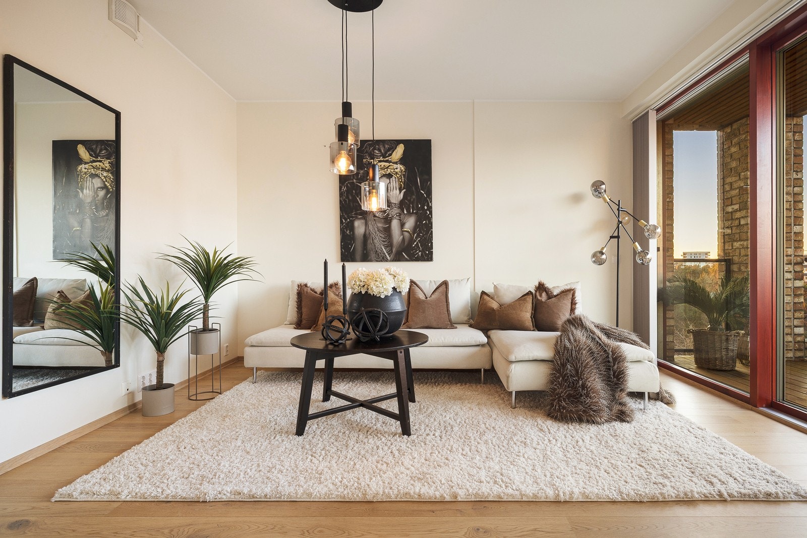 Stuen er perfekt for sosiale sammenkomster og koselige stunder. Balansert ventilasjon ser du oppe i venstre hjørne. Galleribilde