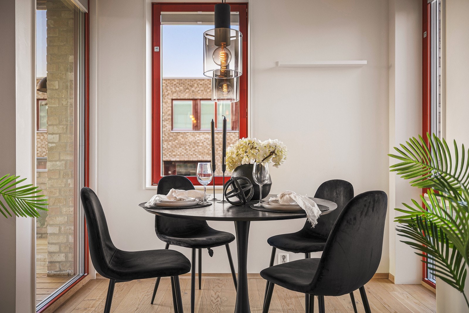 Innbydende spisekrok omkranset av store, luftige vinduer som slipper inn rikelig med naturlig lys. Galleribilde