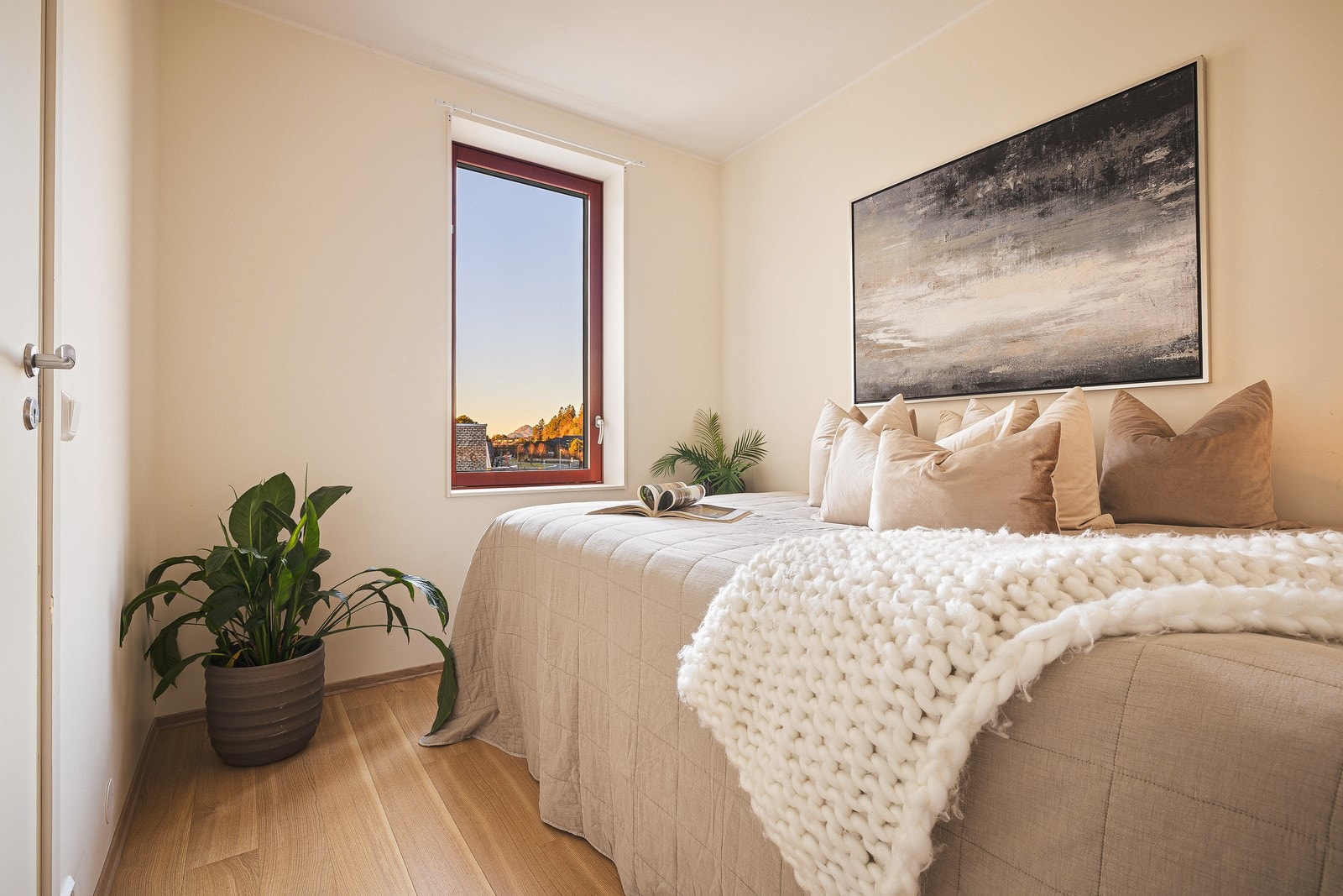 Leiligheten har tre romslige soverom med plass til dobbeltseng og øvrig møblement. Galleribilde