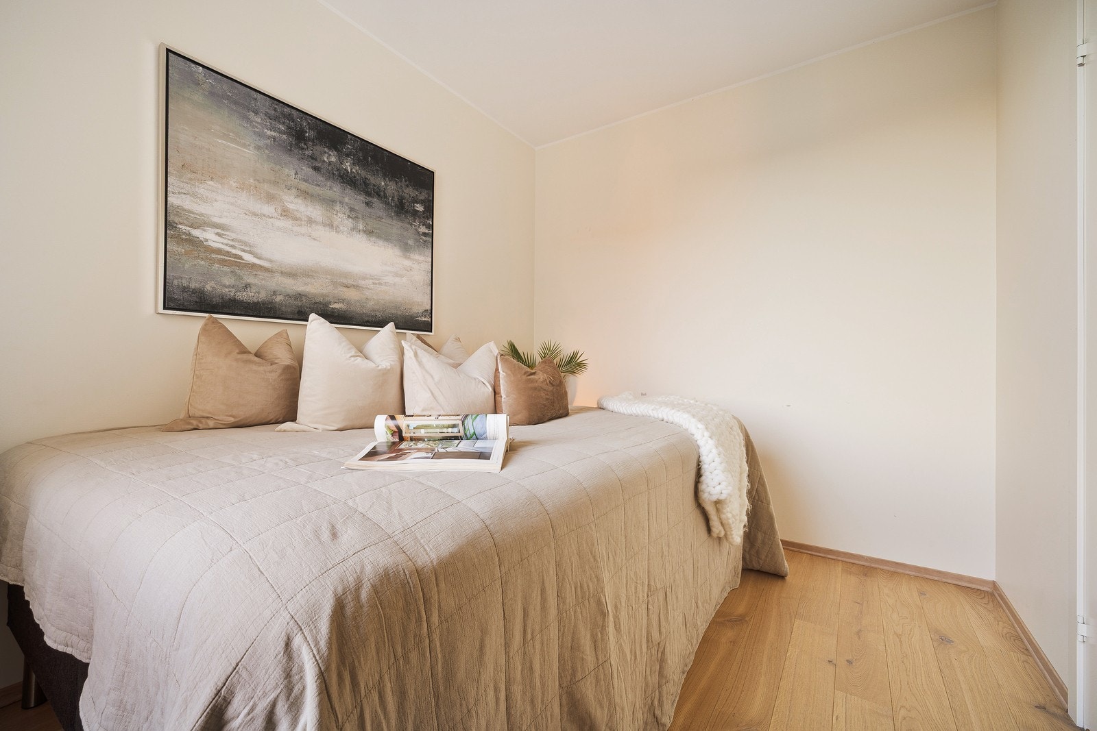 Soverom 1 er på ca. 7,2 m². Fungerer ypperlig som barnerom, gjest eller hjemmekontor. Takhøyde 2,55 m. Galleribilde