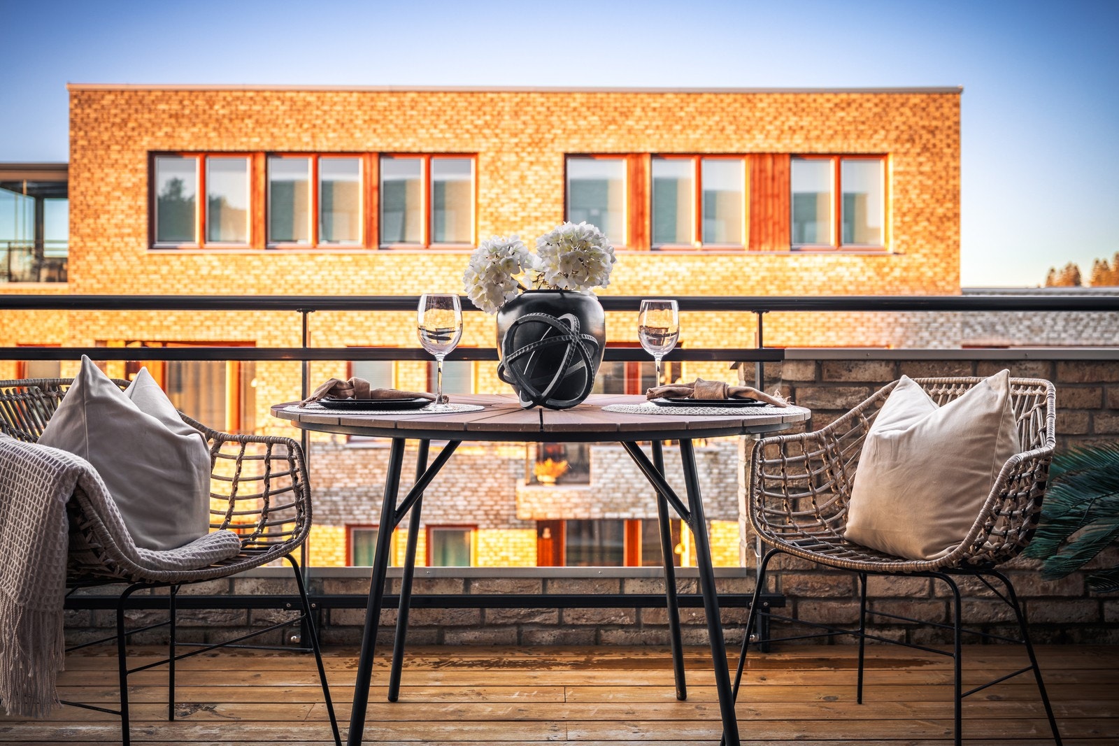 Det er opplyst at svalgangen utenfor inngangsdøren har morgensol. På terrassen er det sol fra omtrent kl. 14.30 til ca. 21.30. Galleribilde