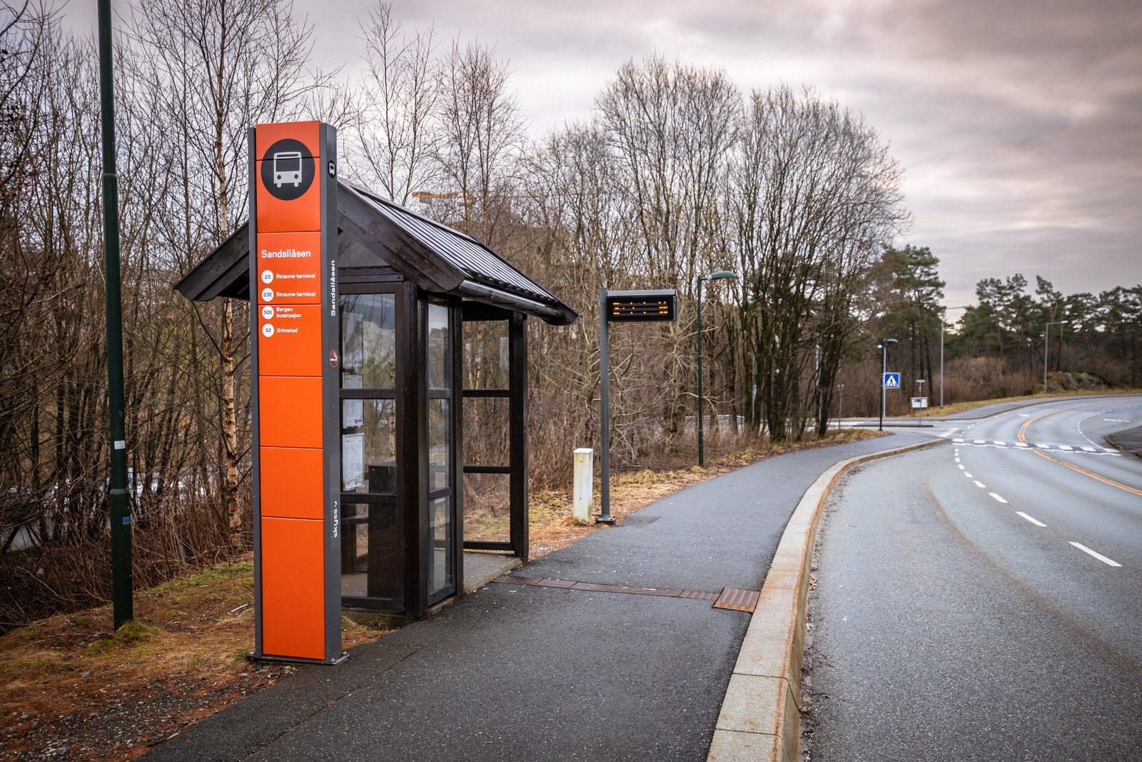 Det er korte avstander til bussholdeplasser langs Sandslivegen og Sandsliåsen, som gir gode forbindelser videre mot sentrum, Flesland og andre deler av Bergen. Galleribilde