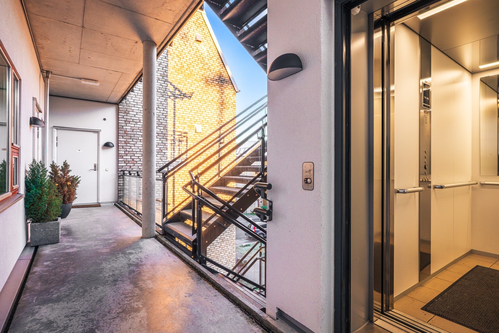 Trappefri adkomst med heis, som også tar deg direkte ned til parkeringsanlegget. Galleribilde