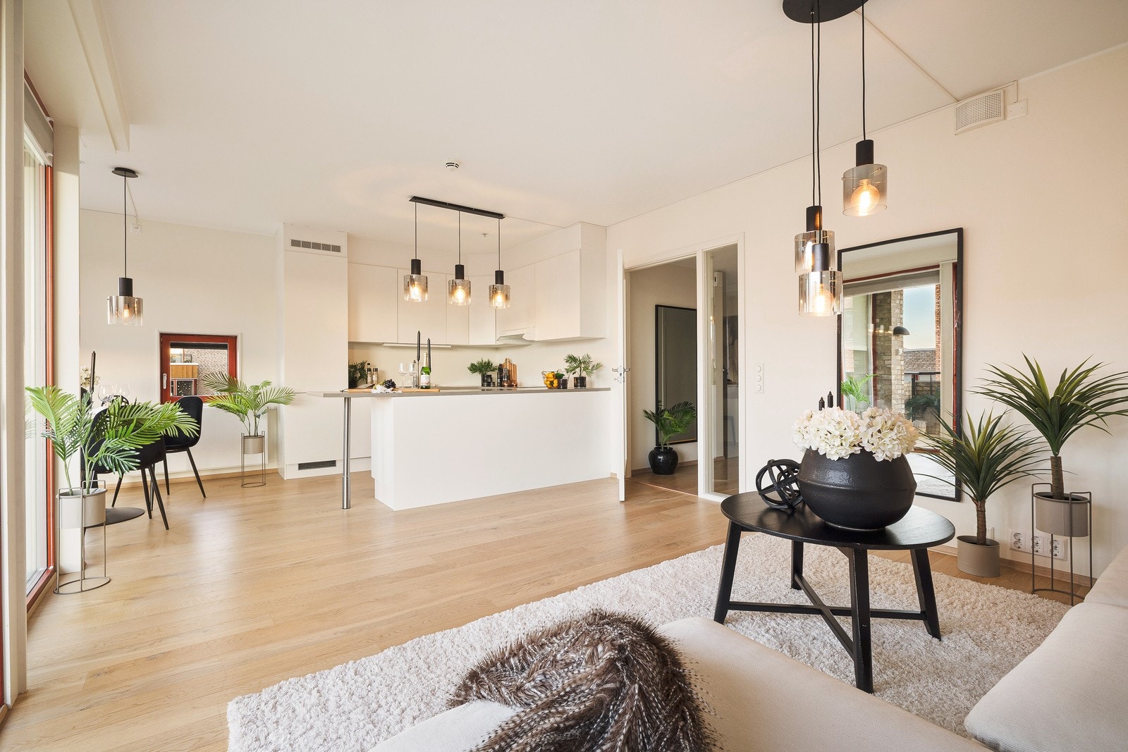 Leiligheten har en åpen og luftig løsning mellom stue og kjøkken, som skaper en sosial og innbydende atmosfære. Galleribilde