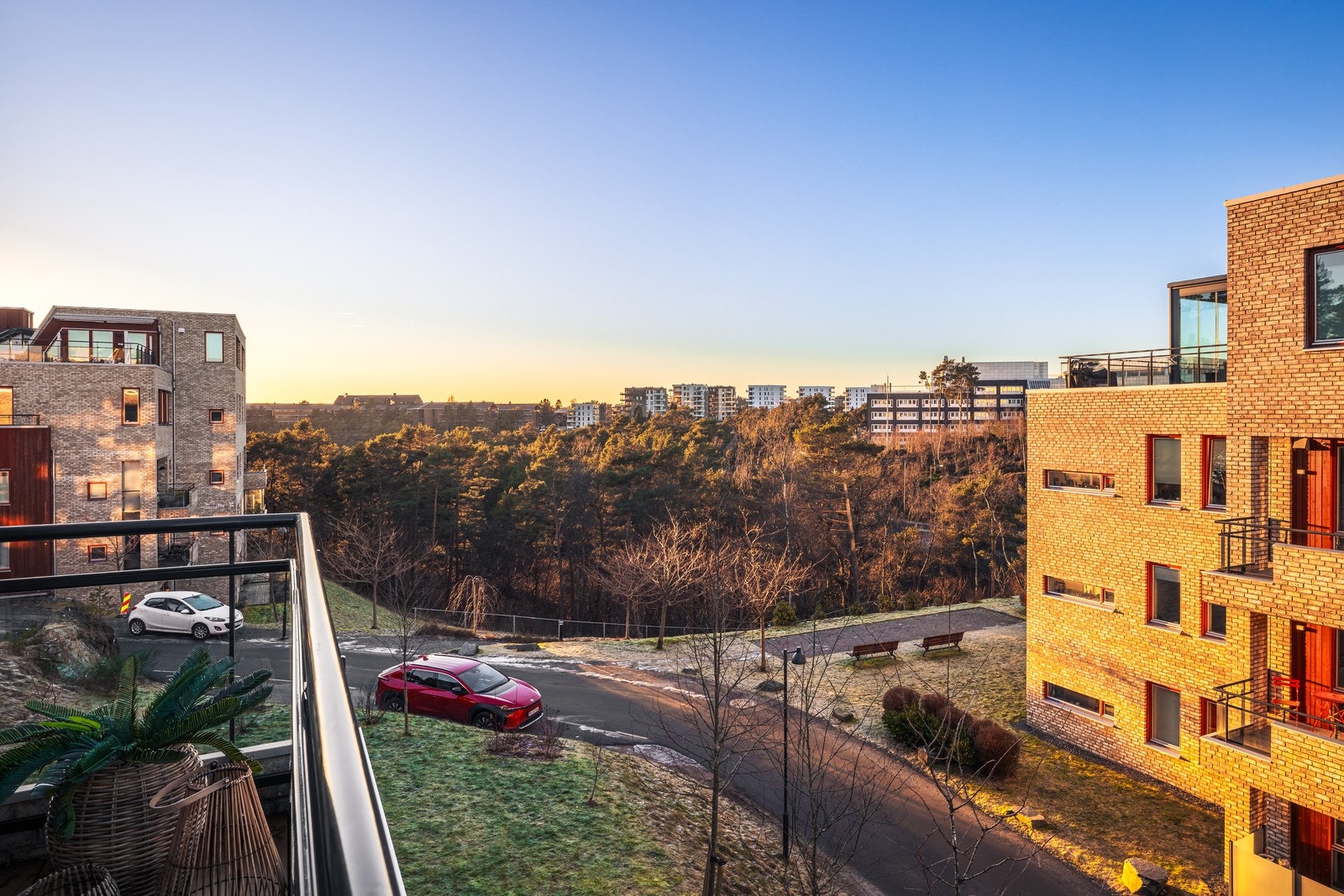 Fra terrassen får du et luftig overblikk over nabolaget og nydelig utsikt! Galleribilde