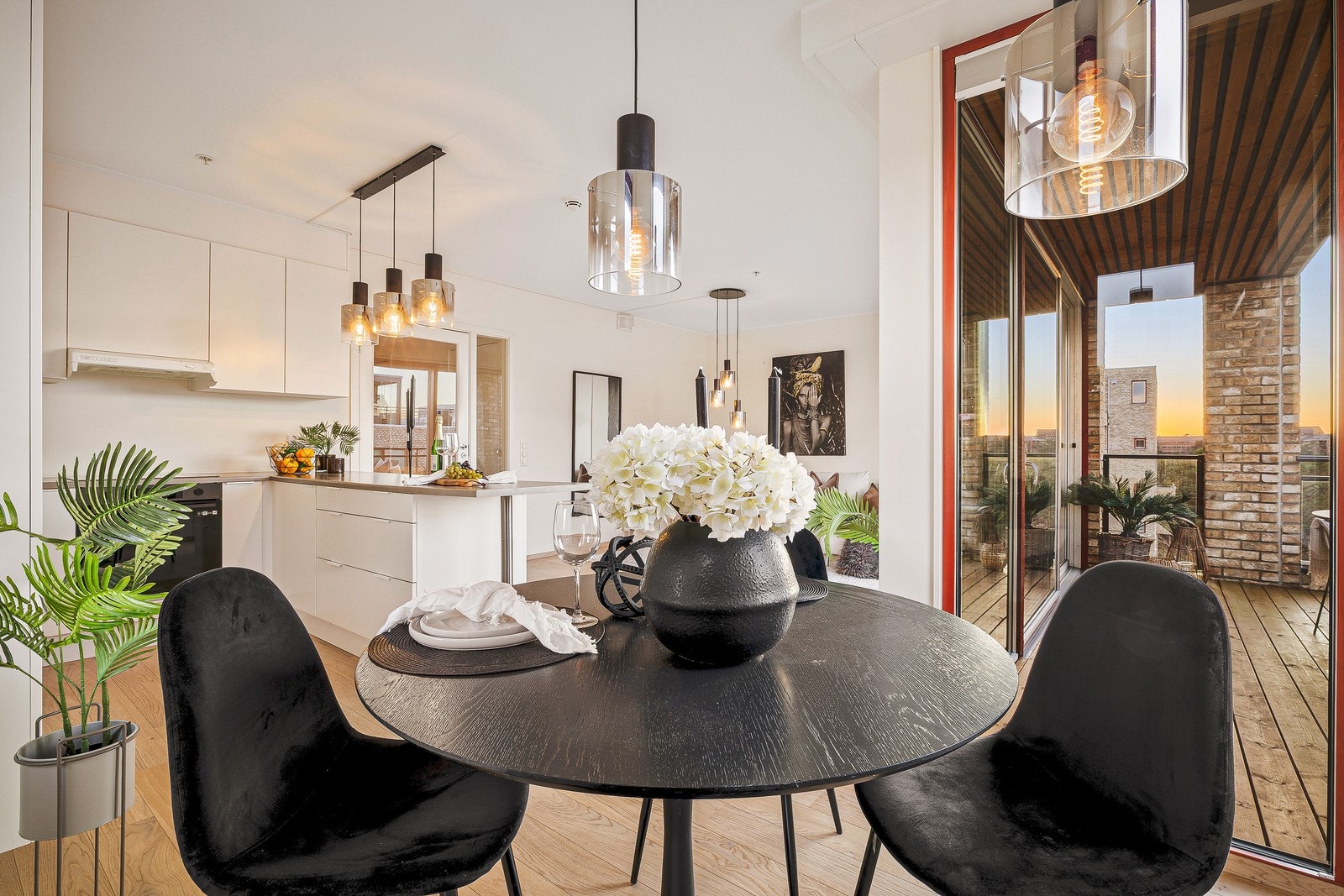 Mellom kjøkkenet og stuen finner du spiseplassen, som danner et naturlig skille mellom sonene. Galleribilde