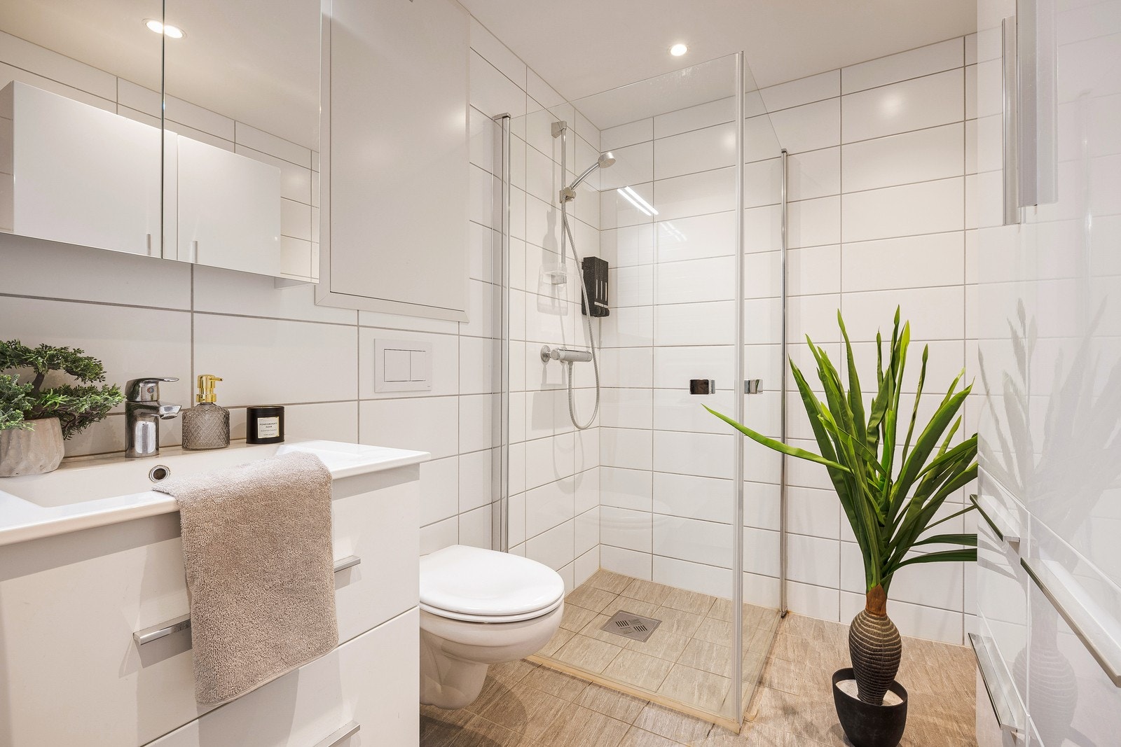 Badet ble plassbygget i 2020 og fremstår som et moderne og funksjonelt rom med gjennomtenkte løsninger. Galleribilde