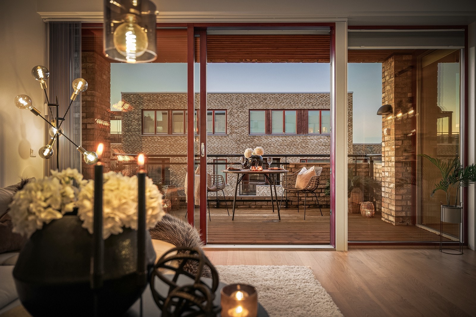 Fra stuen er det direkte utgang til en solrik privat terrasse på 11 m². Galleribilde