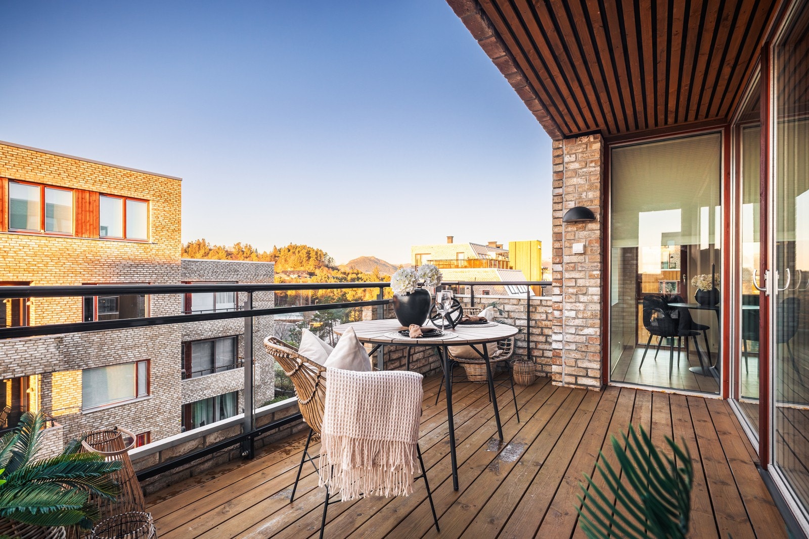 Terrassen er både romslig og stemningsfull, med god plass til flere sittegrupper og variert uteinnredning. Galleribilde