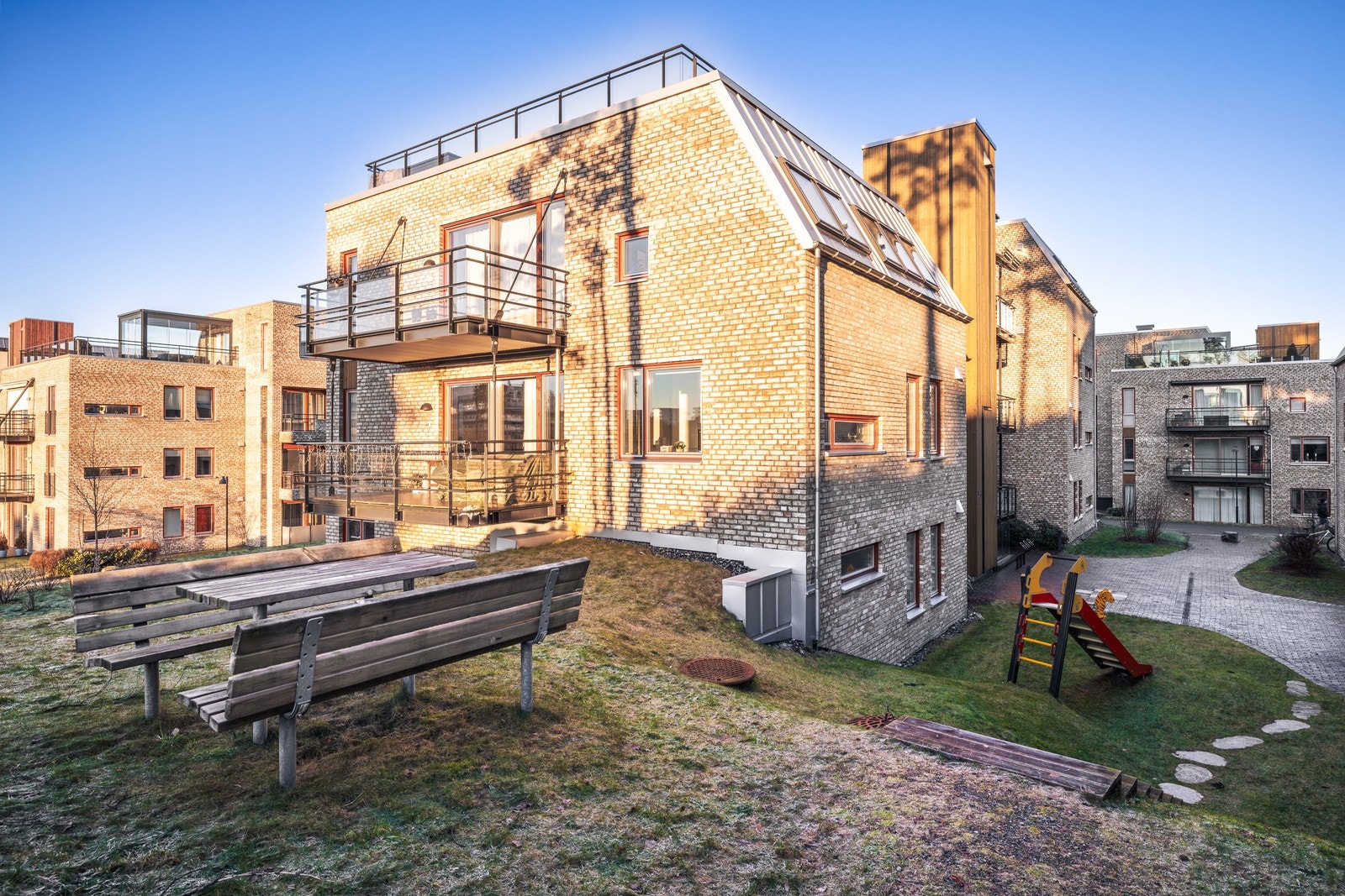 Fine felles uteområder og lekeplasser. Galleribilde