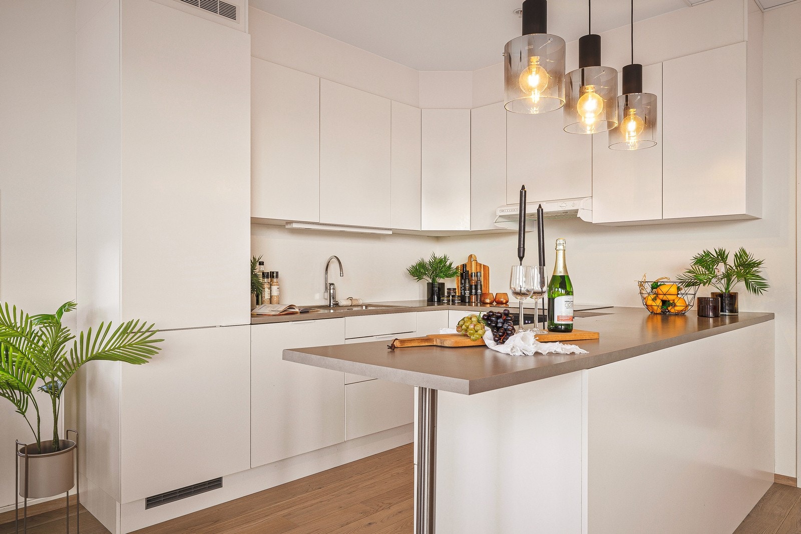 Benkeplaten er i laminat med nedfelt stålvask og platetopp. Galleribilde