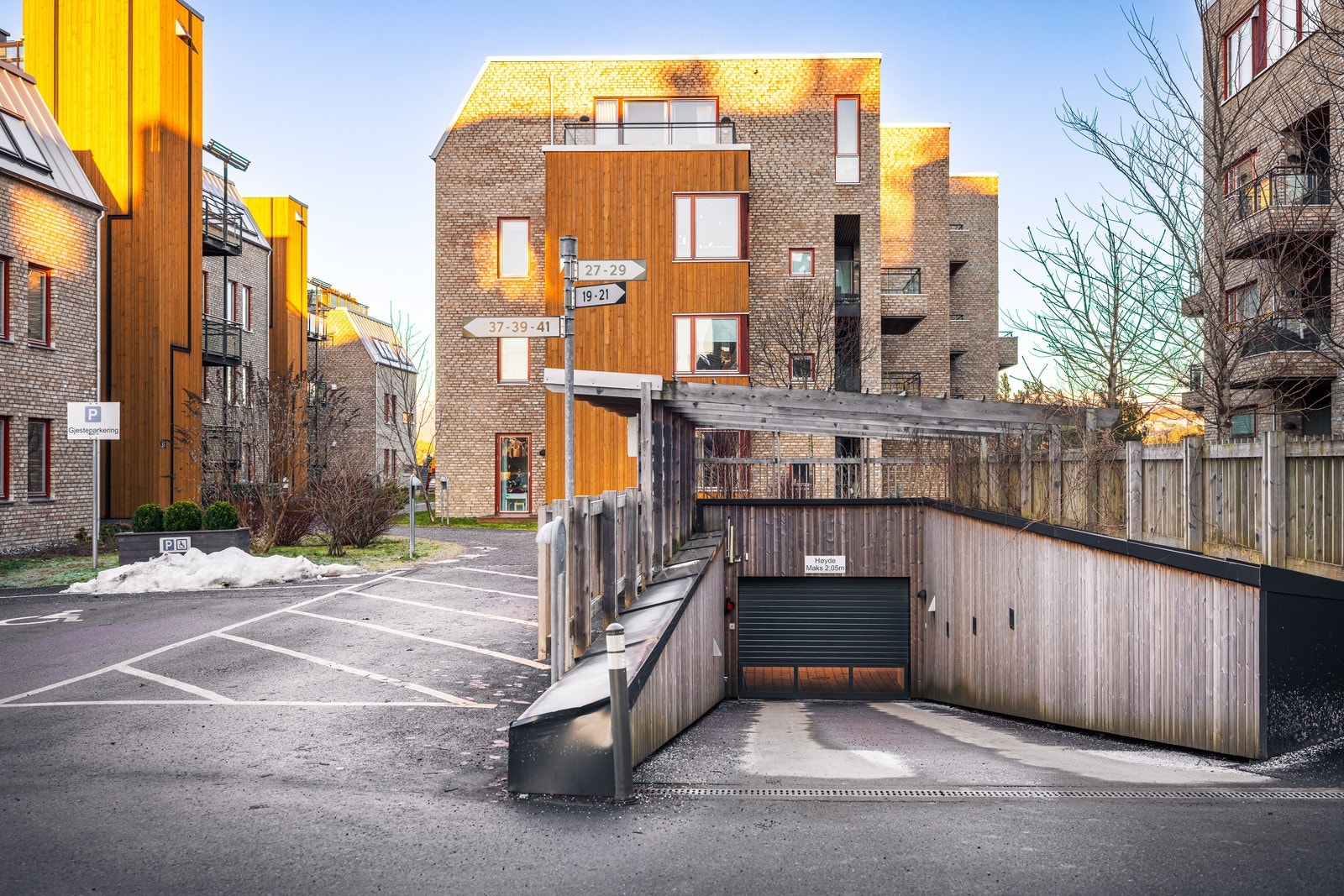 Parkeringsplass i felles garasjeanlegg. Galleribilde