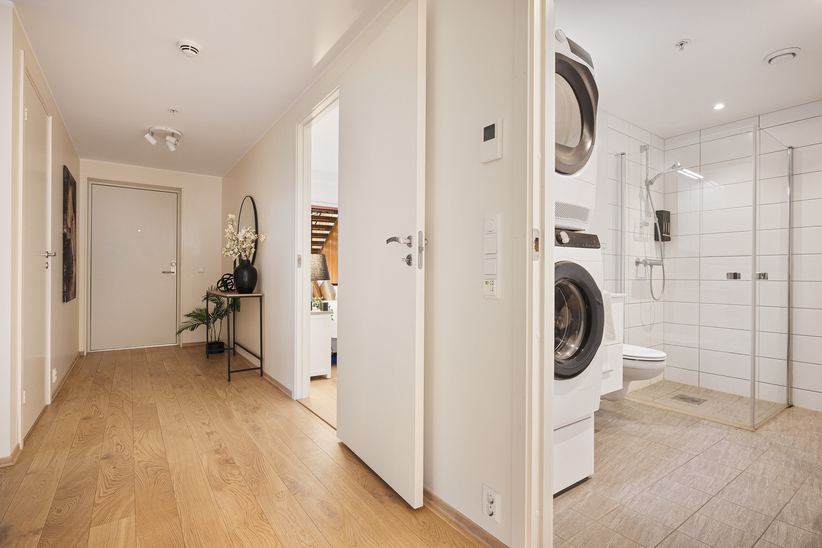 Gulv i leiligheten er som vi ser parkett og fliser. Galleribilde