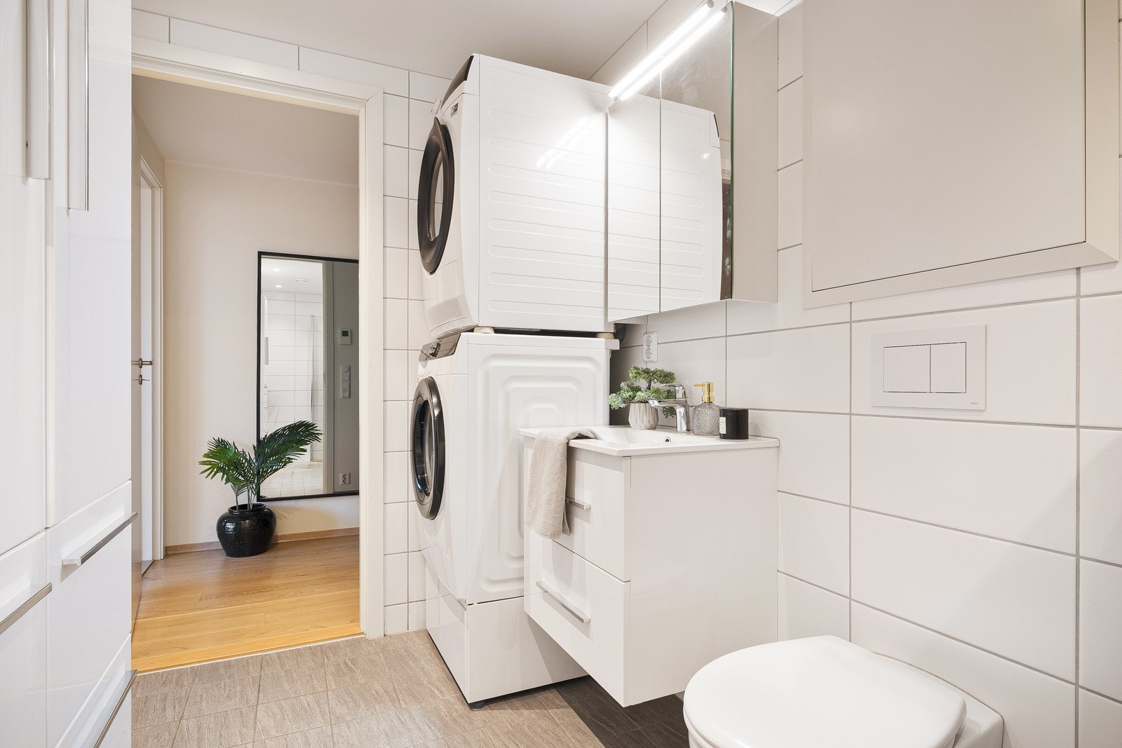 Det er også opplegg for vaskemaskin og tørketrommel, samt rørskap lett tilgjengelig. Galleribilde