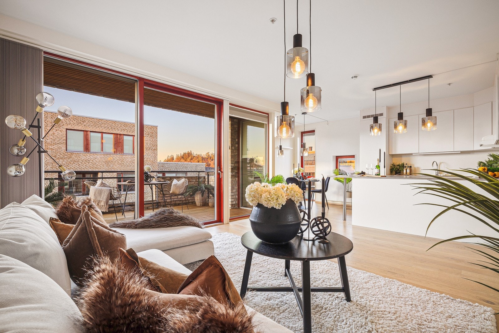 Store vindusflater gir rikelig med naturlig lys og en lys og trivelig romfølelse. Galleribilde