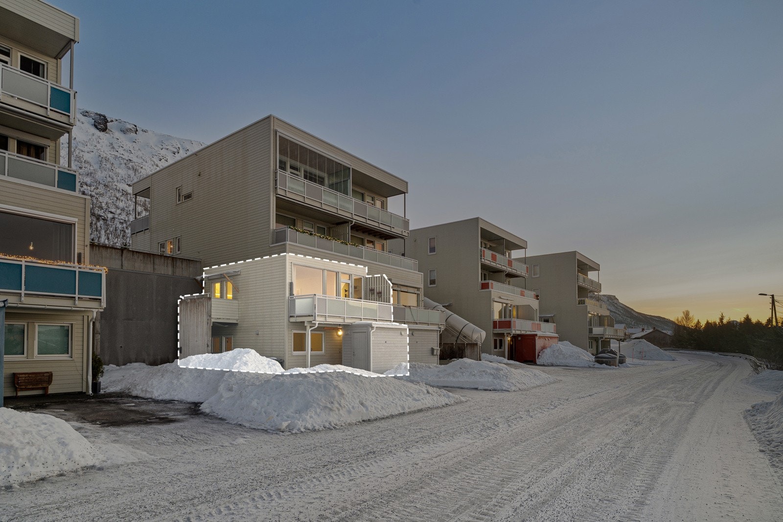 Fint intern beliggenhet i borettslaget, med egen inngang og oppstillingsplass for bil like utenfor døra.