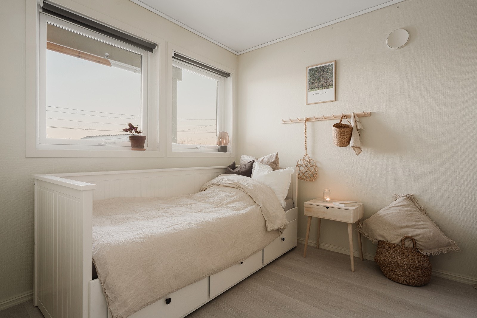 Soverom nr. 2 er også av fin størrelse og passer utmerket som barnerom, gjesterom eller hjemmekontor - Alt etter behov.