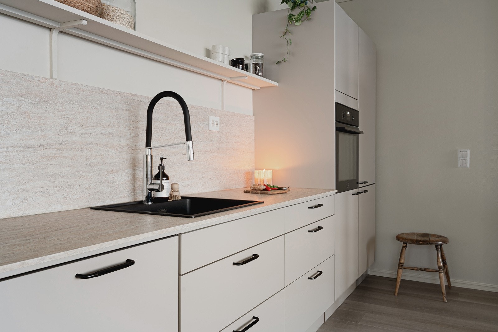 Her har man alt man trenger av integrerte hvitevarer som stekeovn, platetopp, oppvaskmaskin, samt kjøl/frys.