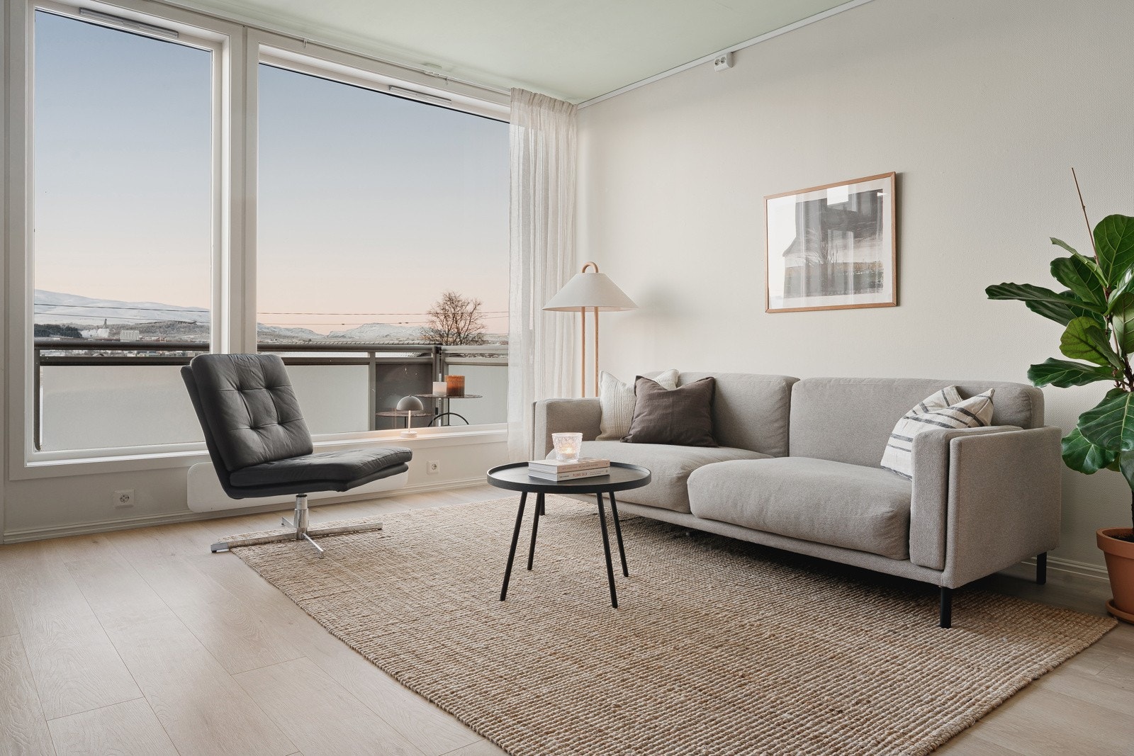 Stuen framstår åpen, lys og luftig.