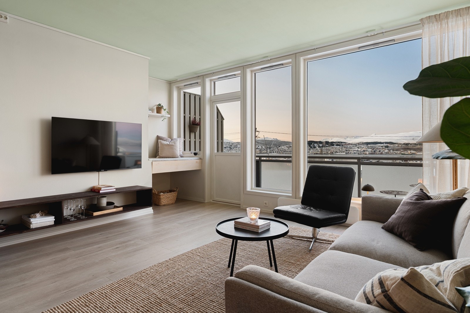 Naturlig sone for sofagruppen, med TV på motsatt vegg.