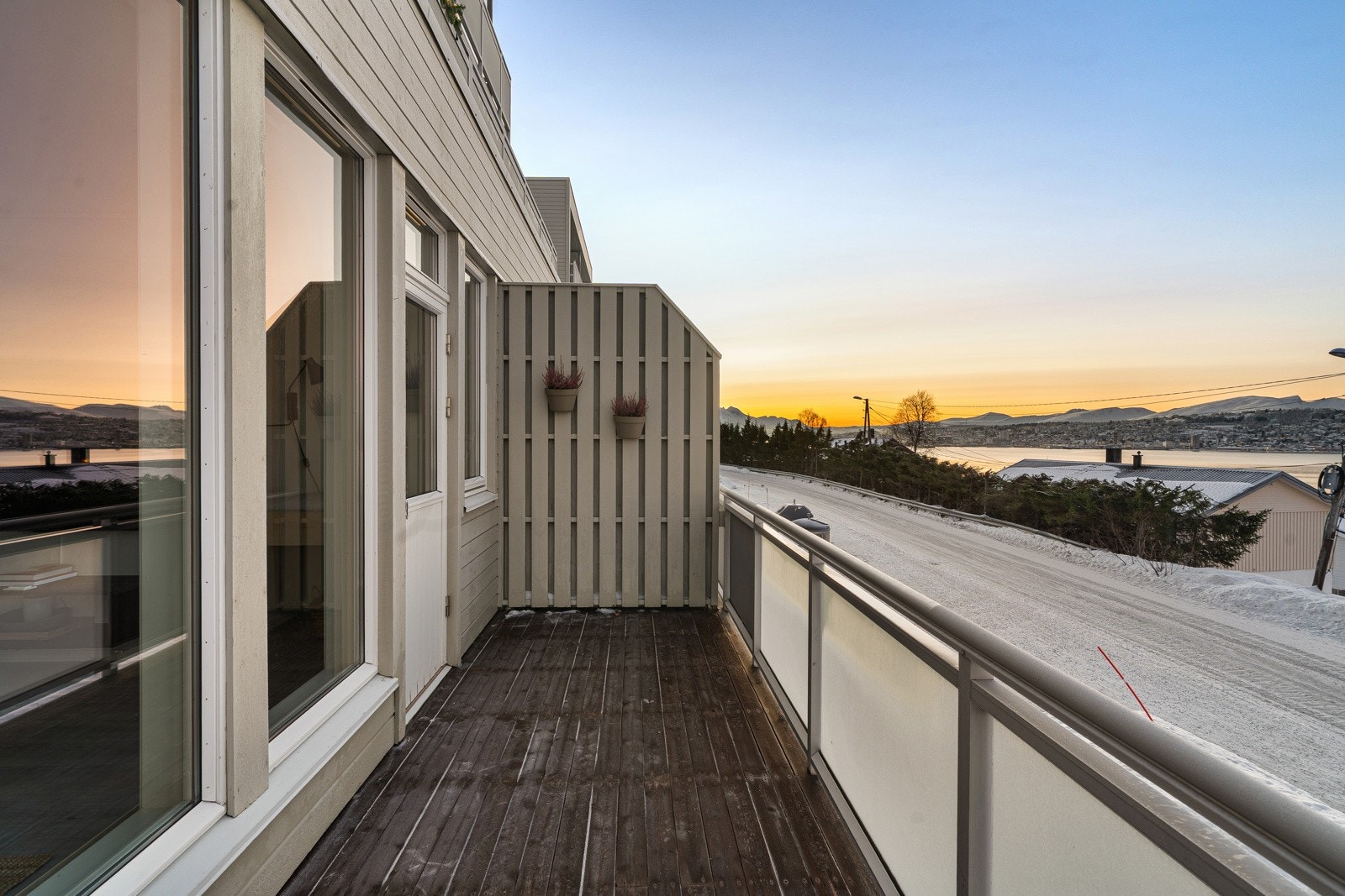 Fra stuen er det utgang til leilighetens vestvendte veranda.