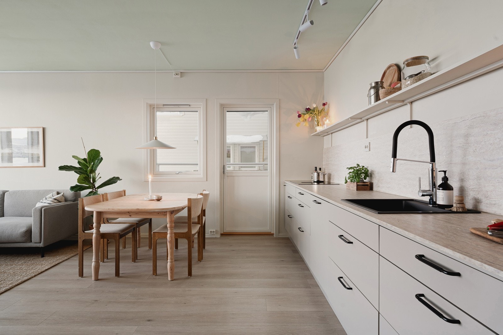 Mye benkeplass gir praktiske arbeidsforhold.