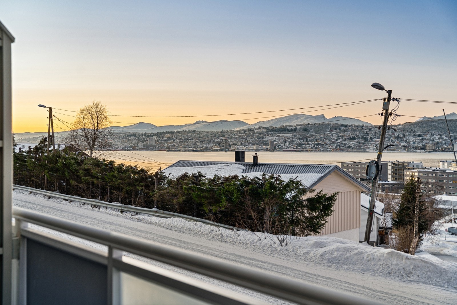 Her er det nydelig utsikt mot både sjø, fjell, og Tromsøya.