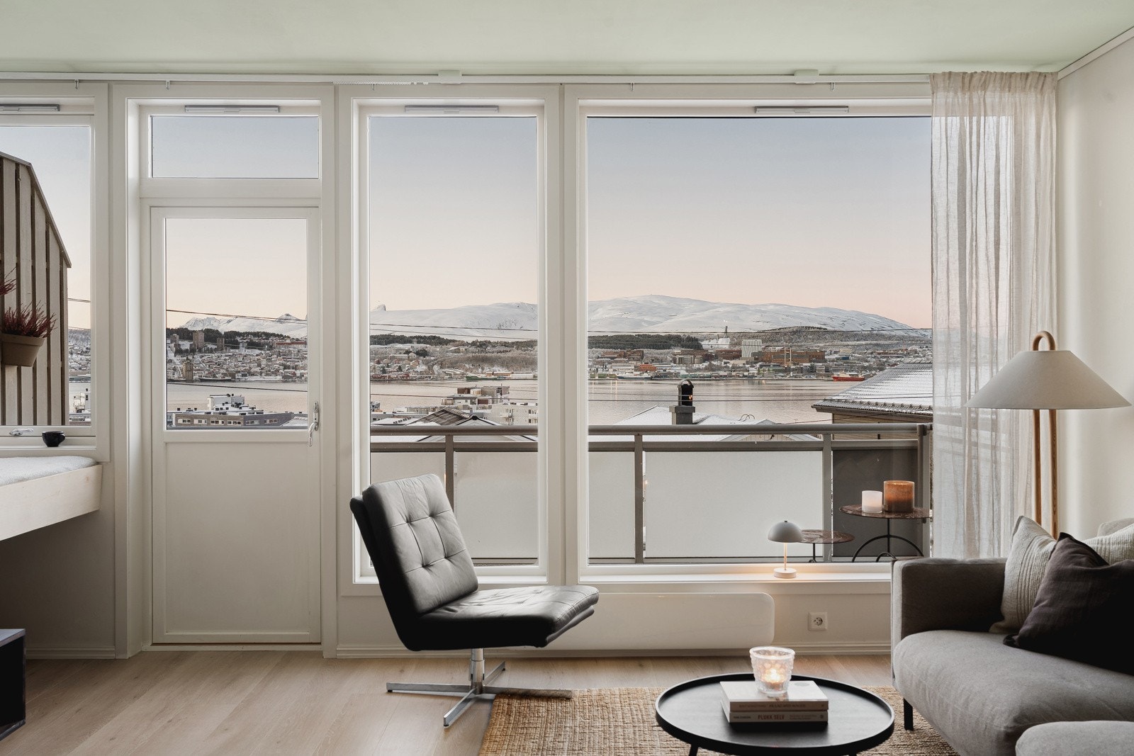 De store vindusflatene slipper inn rikelige mengder med naturlig lys, og byr på magisk utsikt.