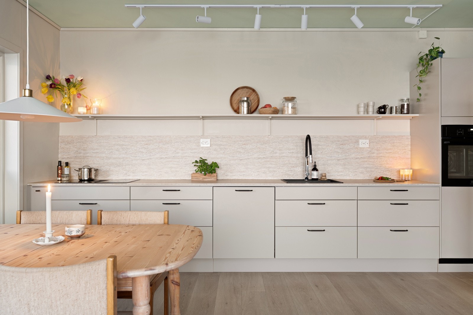 Leiligheten framstår gjennomgående moderne med takhøyde på hele 2,7m, pen standard og lekre fargevalg.