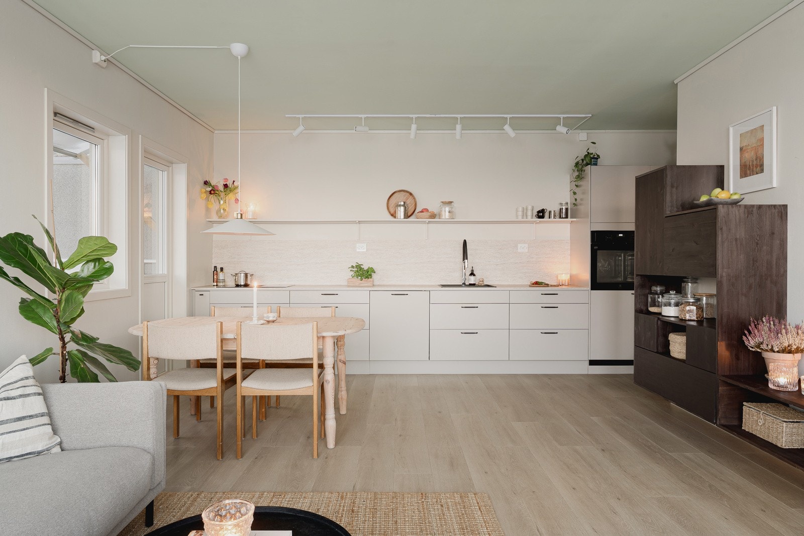 De fleste overflatene er malt i 2025. Gulv er også byttet i nyere tid.