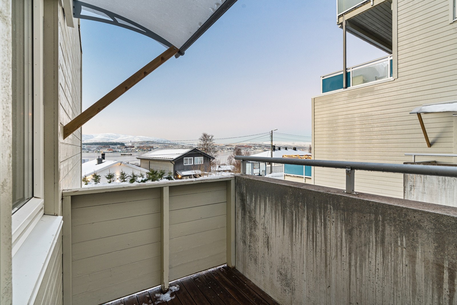 Fra kjøkkenet er det utgang til en liten luftebalkong.