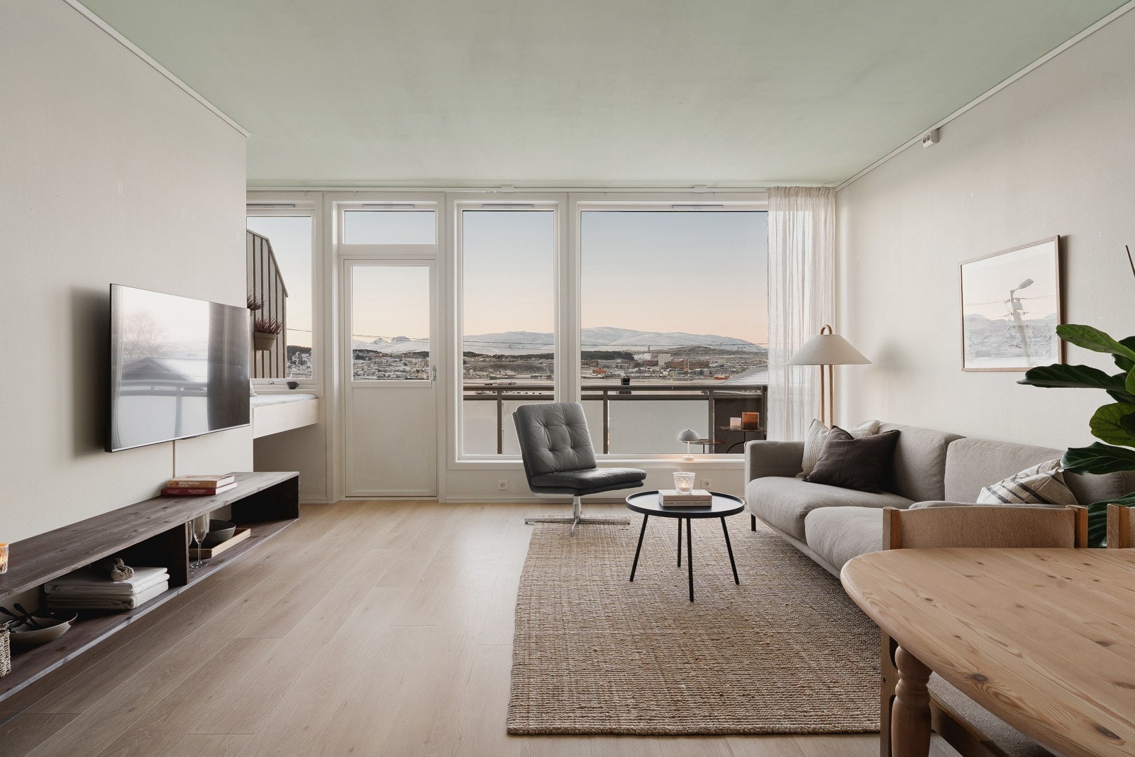 Her er det takhøyde på hele 2,7m og store vindusflater, noe som gir en svært god romfølelse.