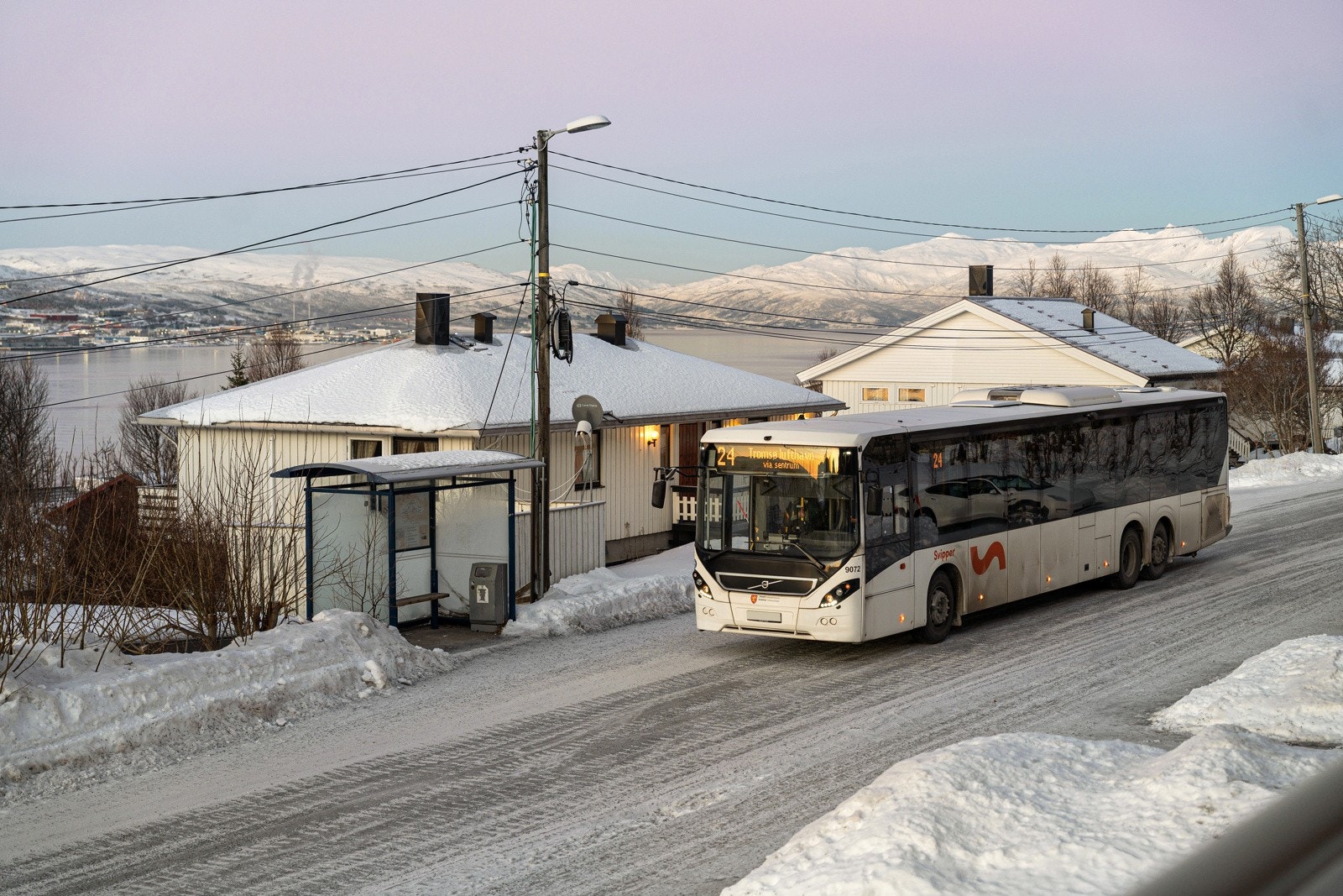 Umiddelbar nærhet til busstopp med hyppige avganger til sentrum, ekspressbuss til UiT/UNN og direkteforbindelse til flyplassen.