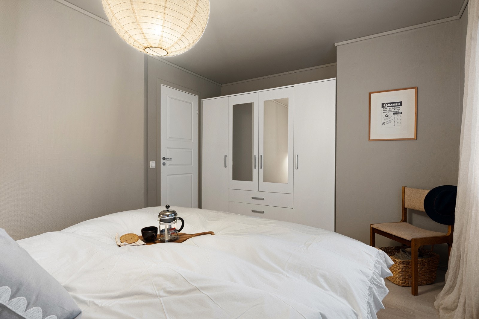 Soverommet er innredet med garderobeskap, som bidrar til oppbevaringsplass.