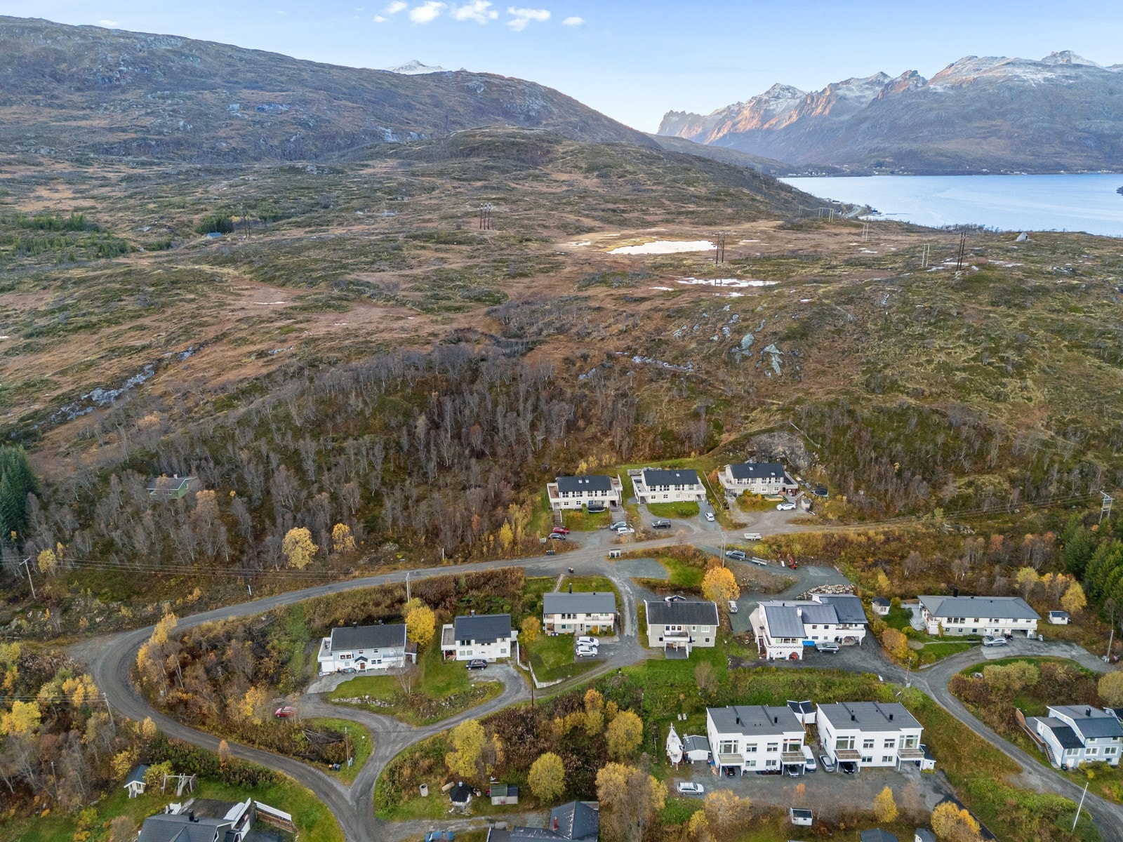 5 minutters gange til busstopp med gode bussforbindelser til Jekta/Giæverbukta og Tromsø sentrum.
