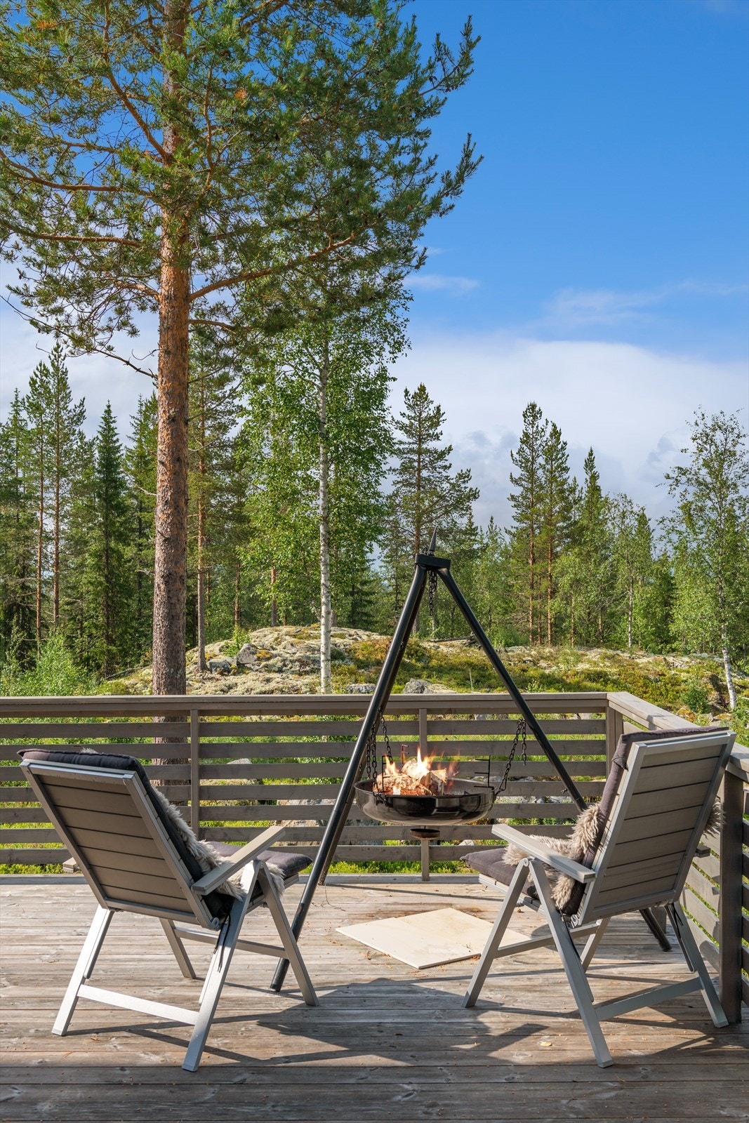 Terrassen har adkomst fra inngangspartiet, terrenget og stuen. Galleribilde