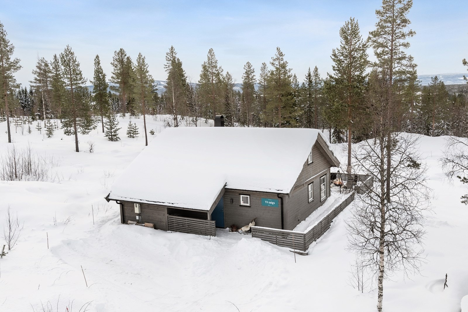 Tomten er meget romslig, ca 3,6 mål, og ligger litt lengre ned på feltet slik at man er mer skjermet for vind. Det er fint utsyn til omkringliggende skog og friareal. Galleribilde