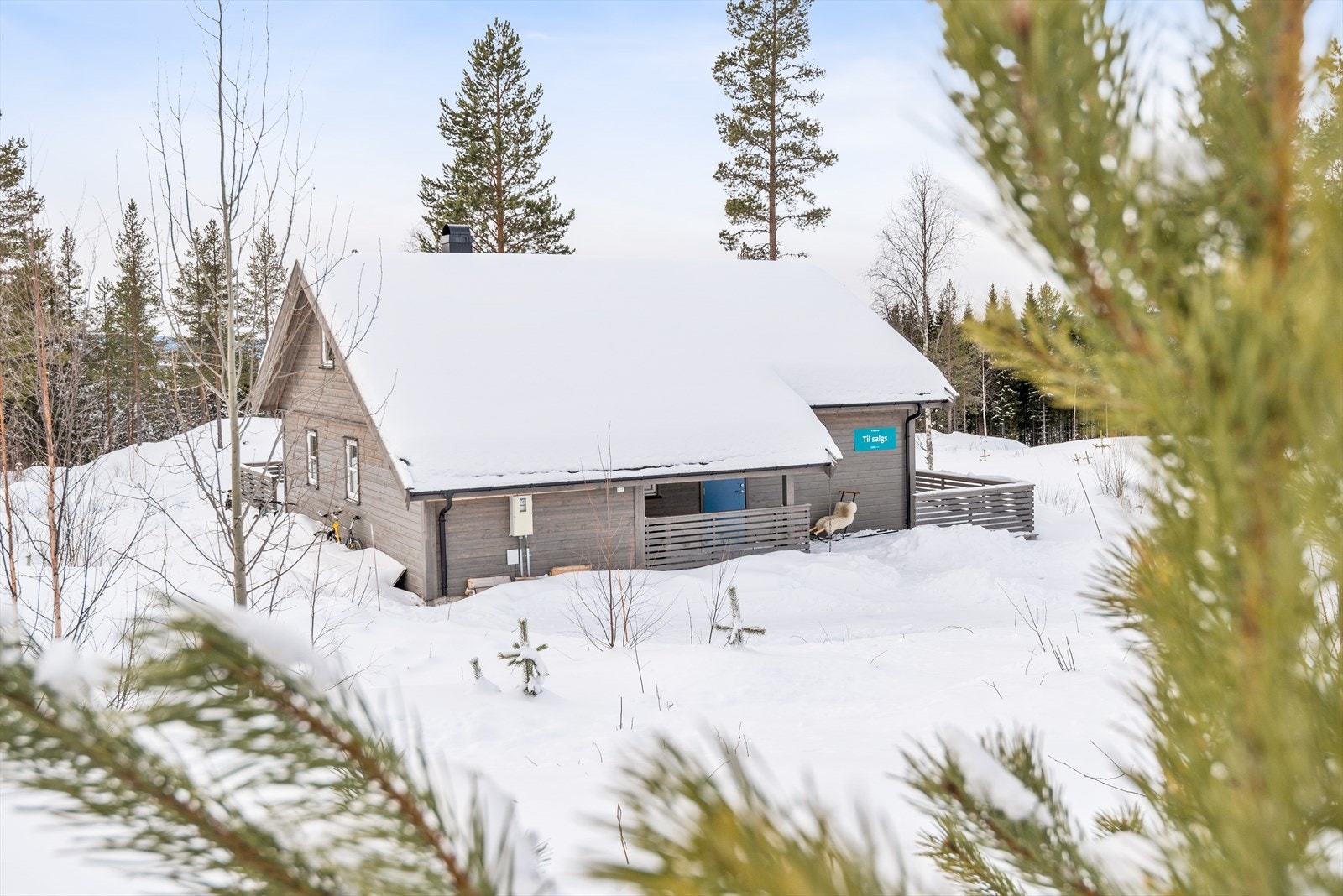 Denne eiendommen har lun beliggenhet på Furutangen Syd. Lite innsyn fra nabohyttene. Galleribilde
