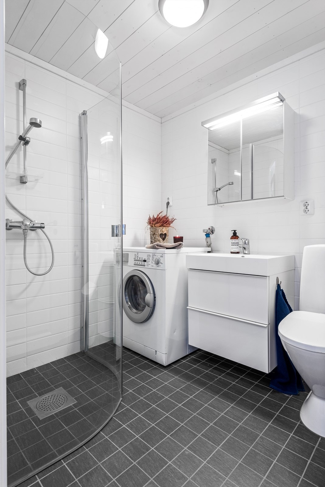 Hytta har to baderom. Det ene har i tillegg opplegg for vaskemaskin. Galleribilde