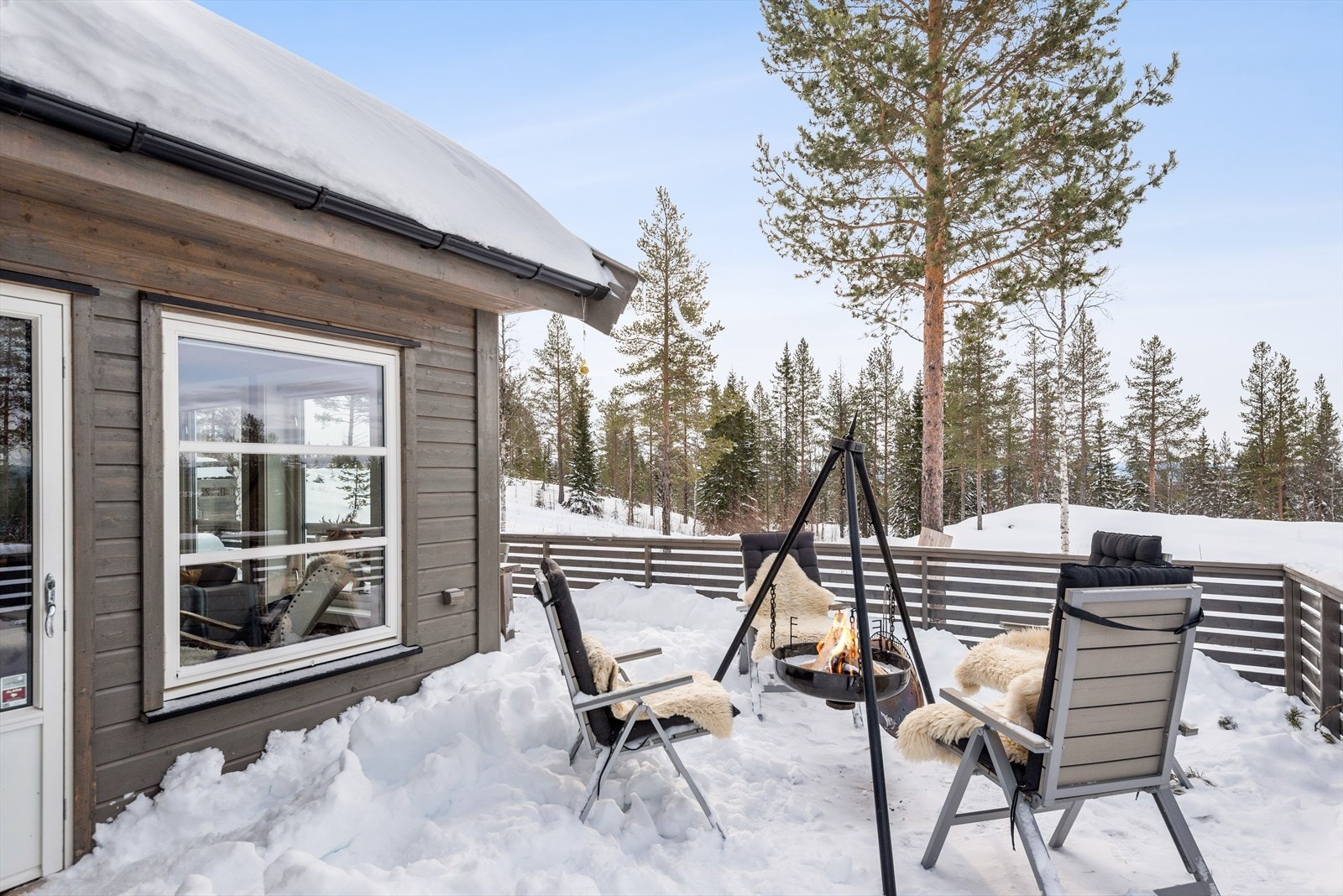 God plass til sittegruppe på terrassen. Terrassen har adkomst fra inngangspartiet, terrenget og stuen. Galleribilde