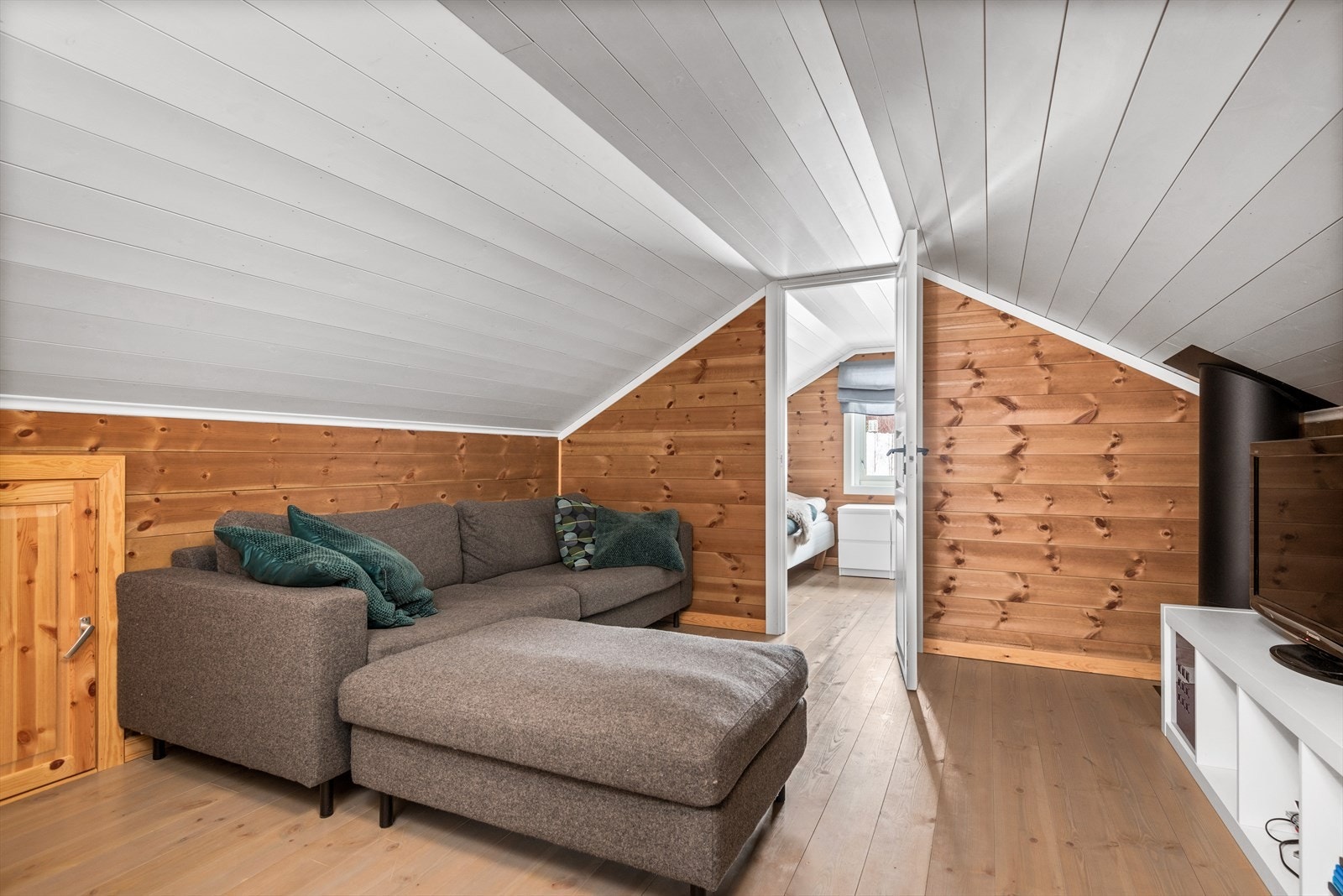 Loftstuen har trapp fra entréen og er lukket ned på 1. etasjen. Det gjør at barn eller gjester kan ha sin egen adskilte sone uten å forstyrre de som oppholder seg i den andre stuen. Galleribilde